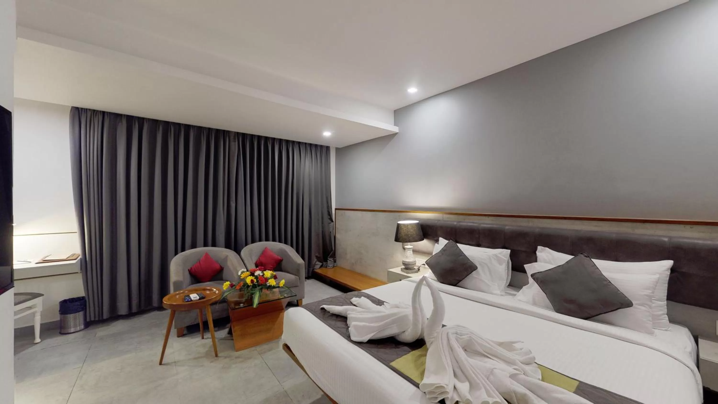 Photo of the whole room, Bed in Shivas Gateway