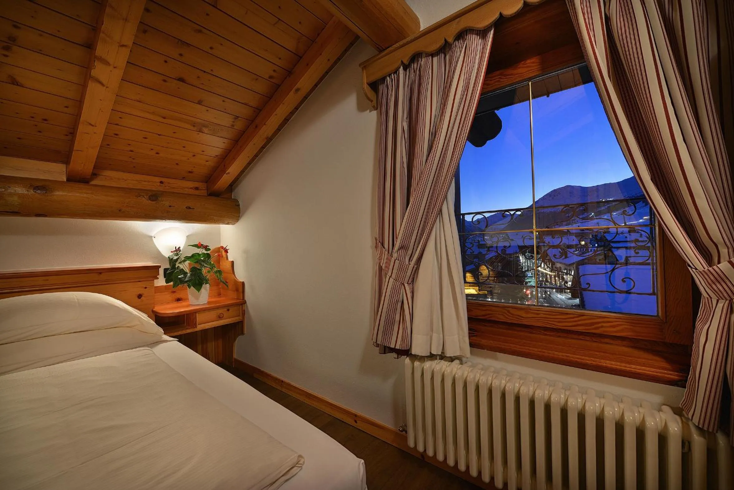 Photo of the whole room, Bed in Hotel Livigno