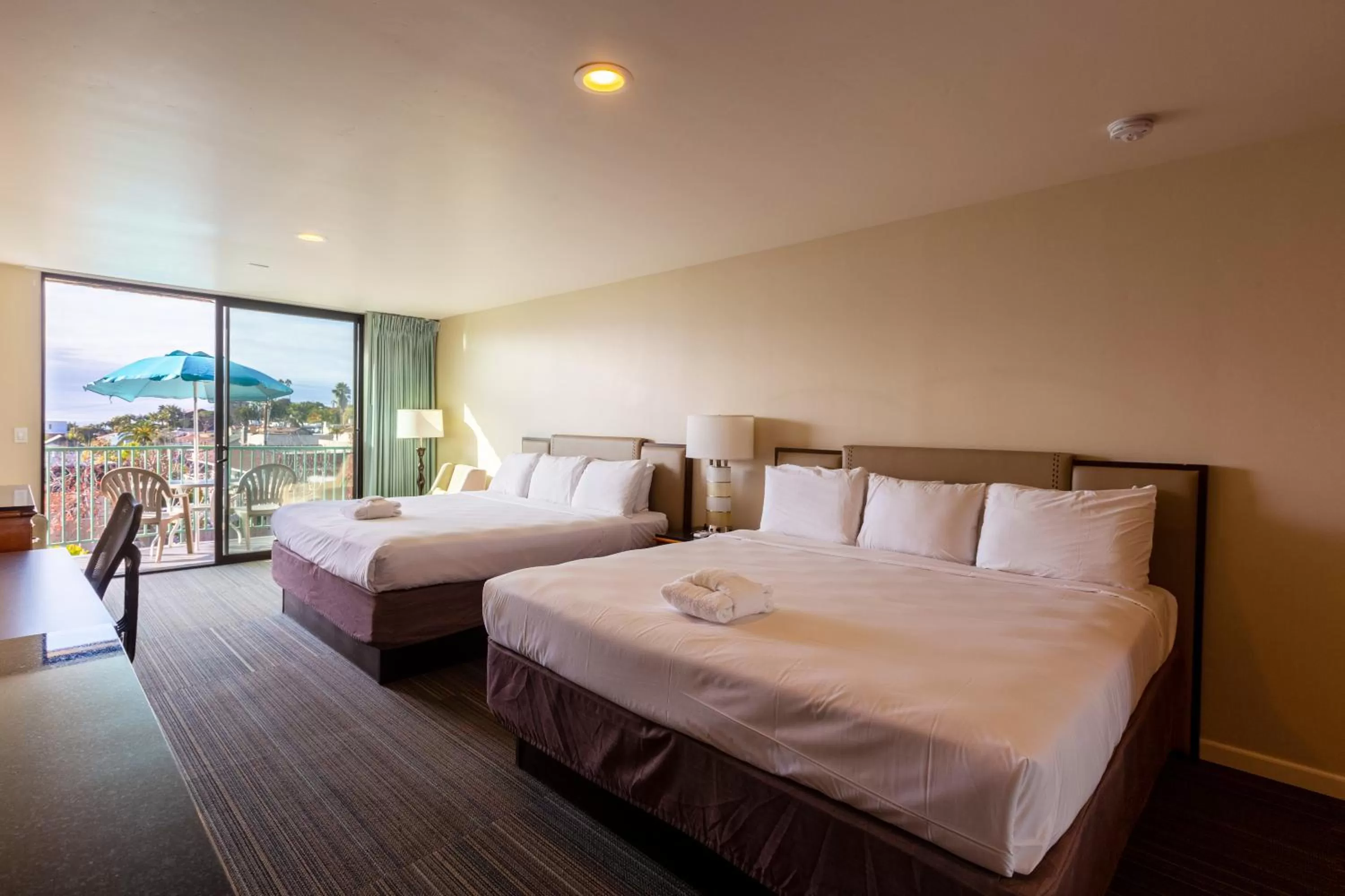 Bed in Moonlight Beach Motel