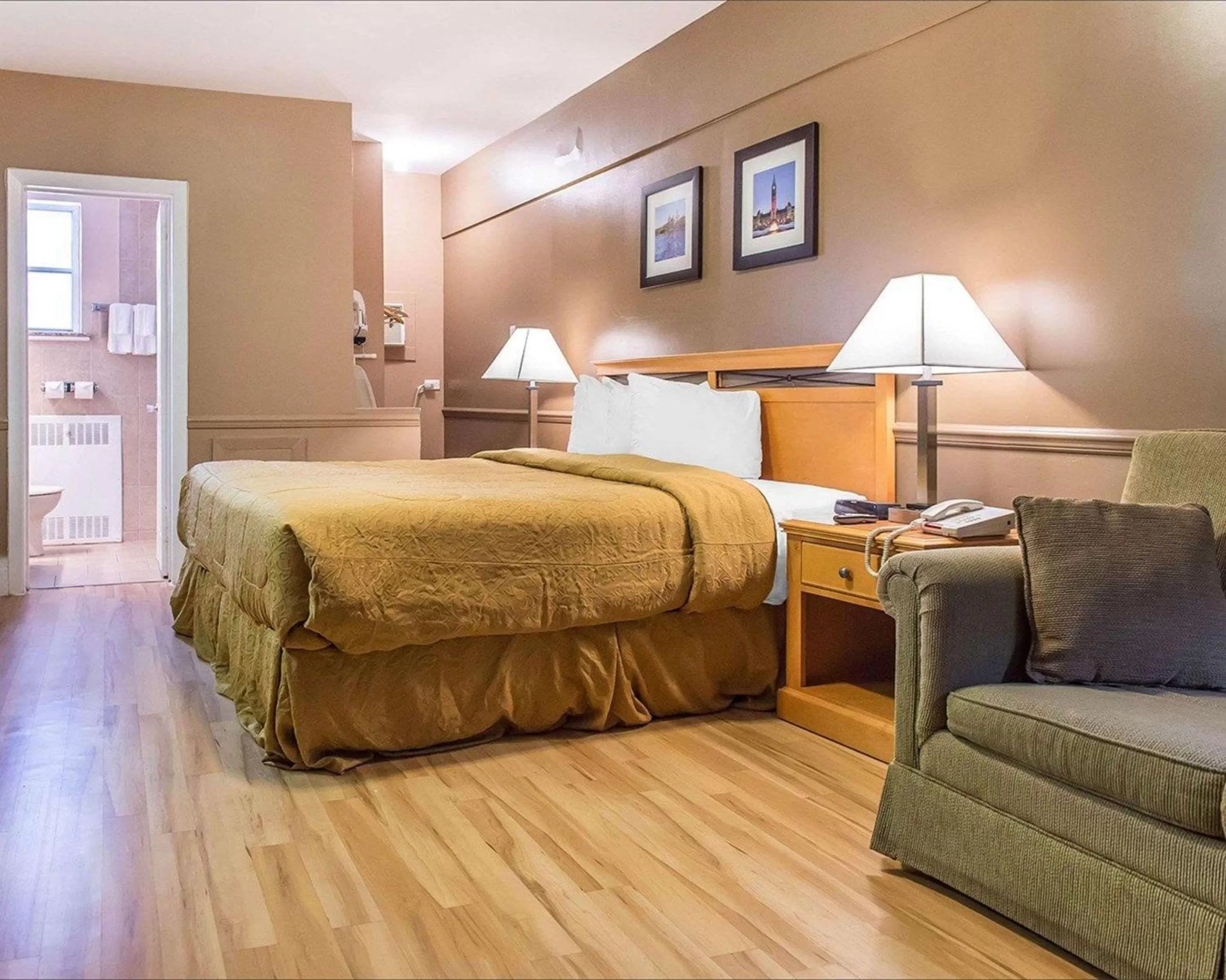 Photo of the whole room, Bed in Econo Lodge Downtown