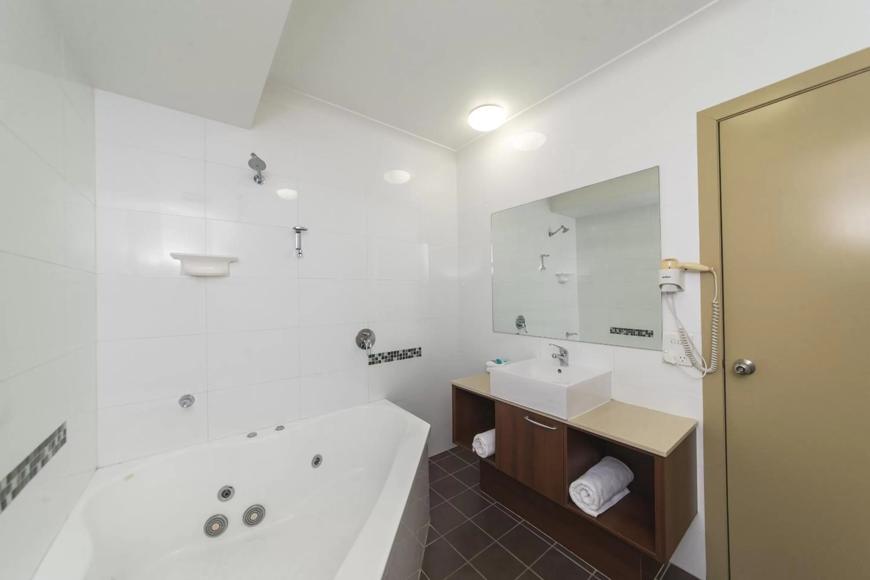 Bathroom in Rocky Resort Motor Inn