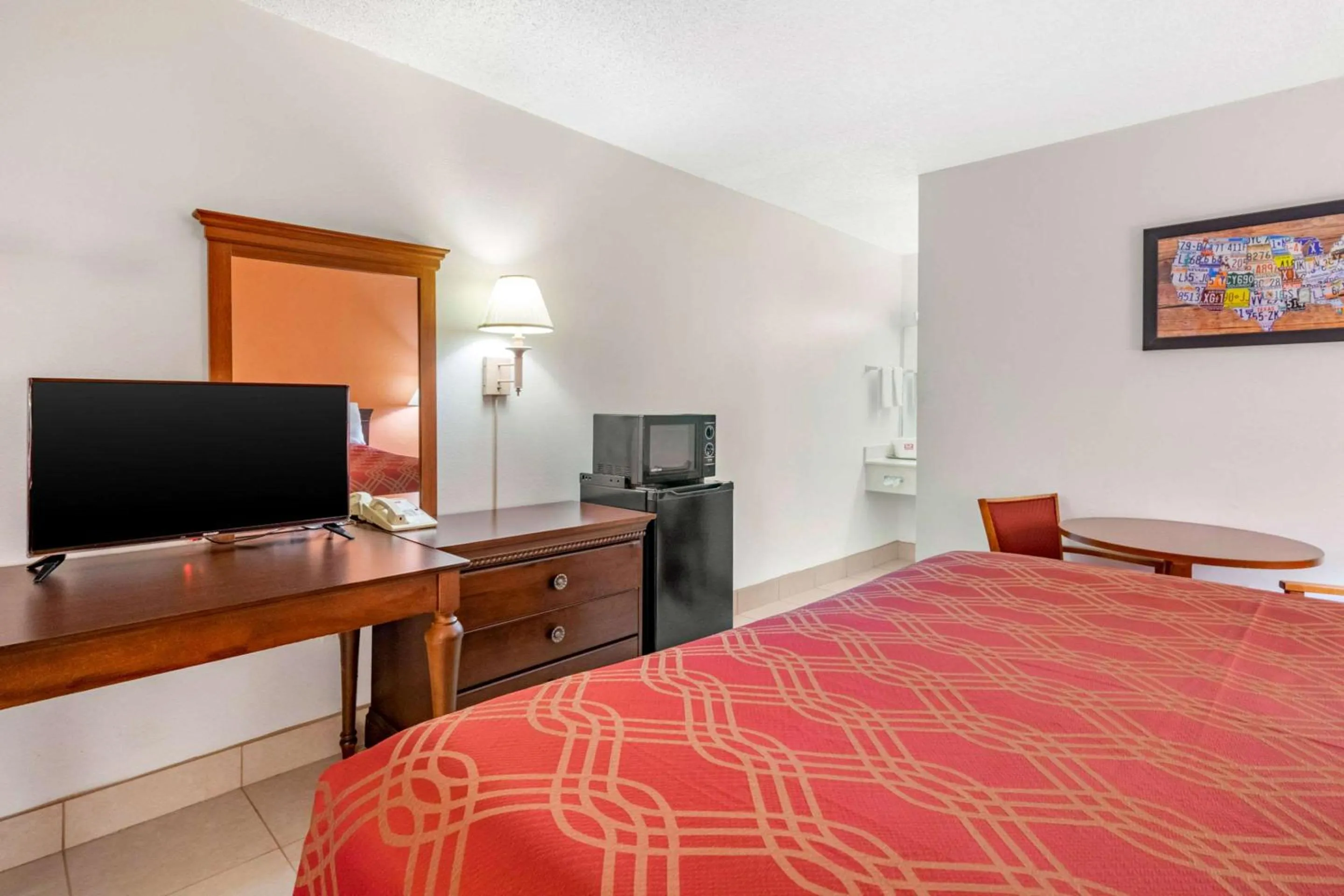 Photo of the whole room, Bed in Econo Lodge Fort Myers North