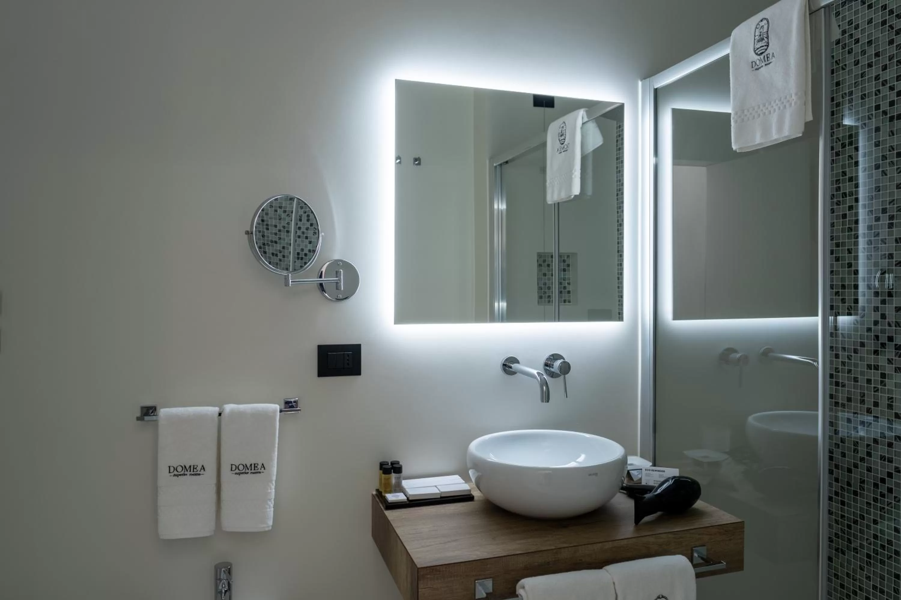 Shower in Domea Superior Rooms Bed and Breakfast