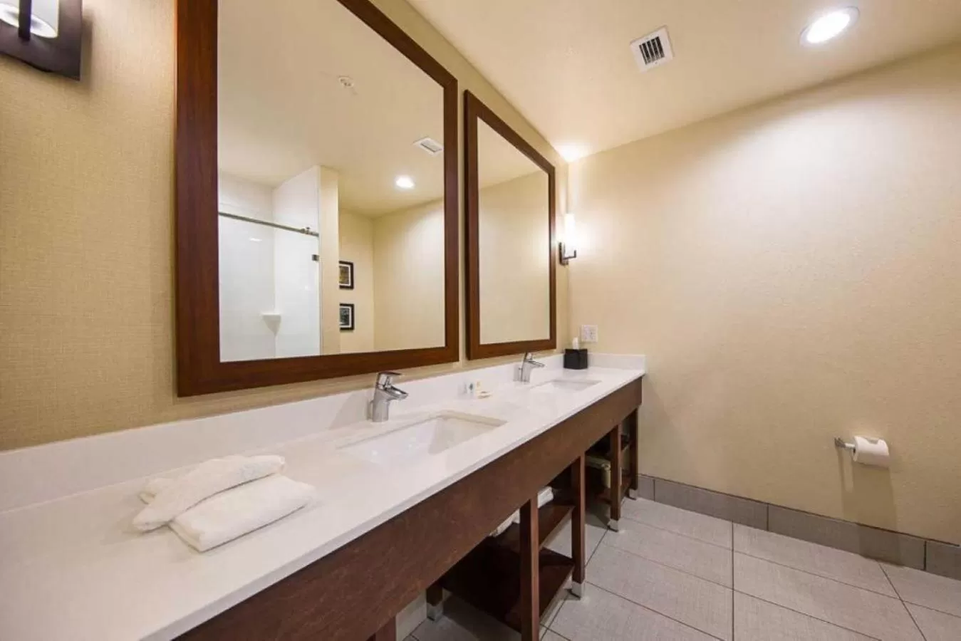 Bathroom in Comfort Suites Piedmont - Greenville South