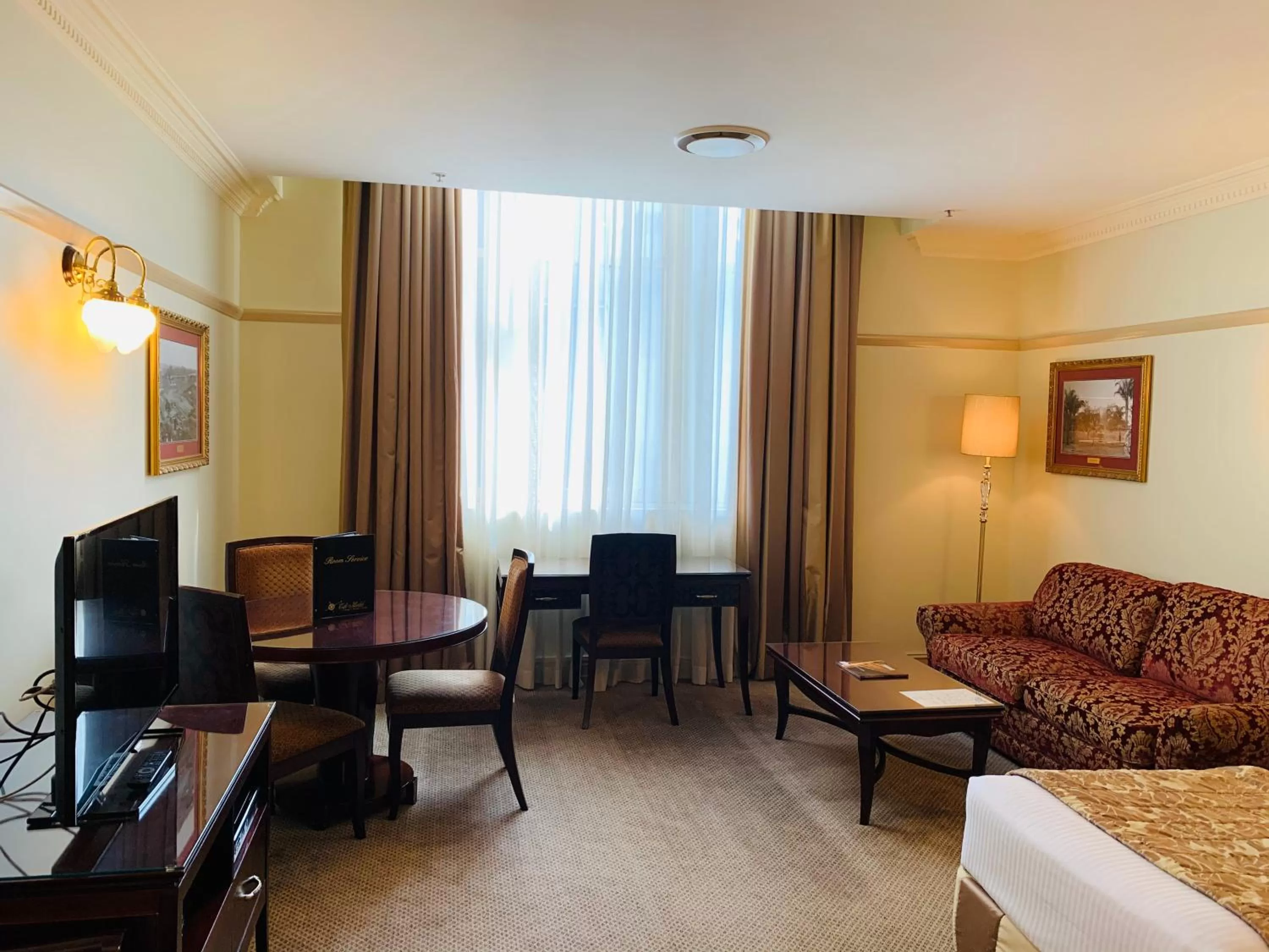 Communal lounge/ TV room in Royal Albert Hotel