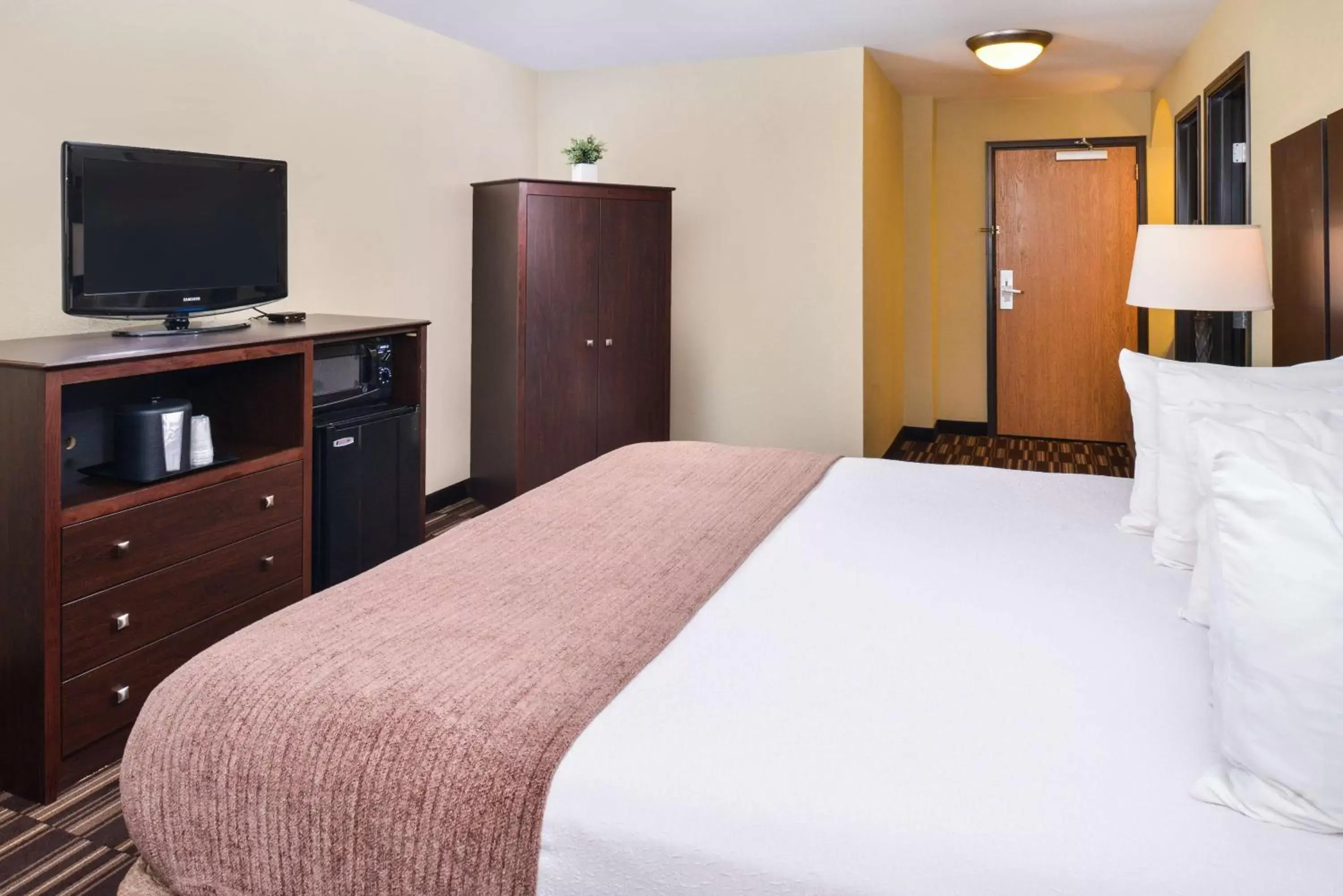 Two-Bedroom Suite - Non-Smoking in Best Western Sundowner Two-Bedroom Suite - Non-Smoking in Best Western Sundowner