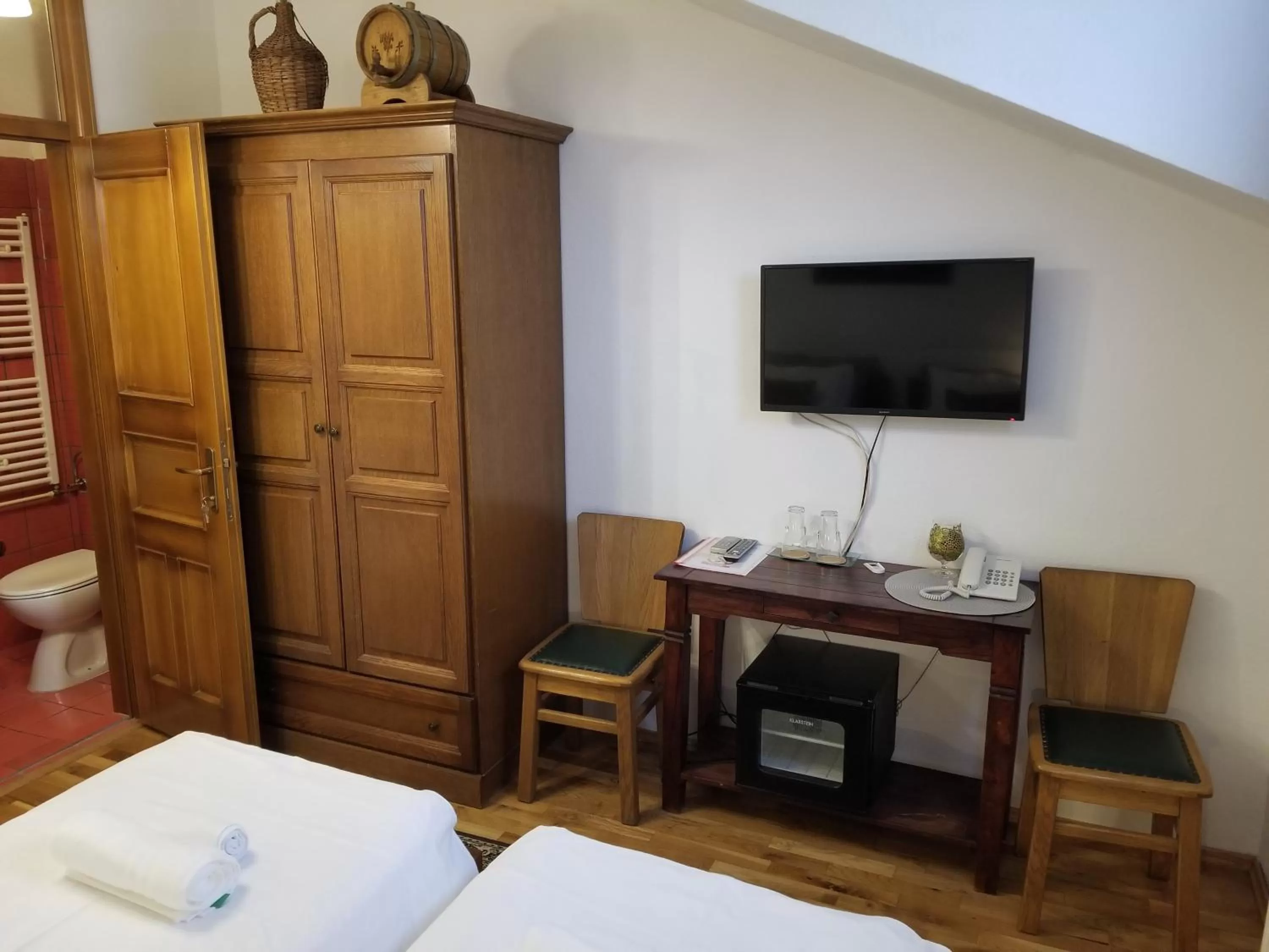 Photo of the whole room, TV/Entertainment Center in Wellness B&B Winery Sontacchi