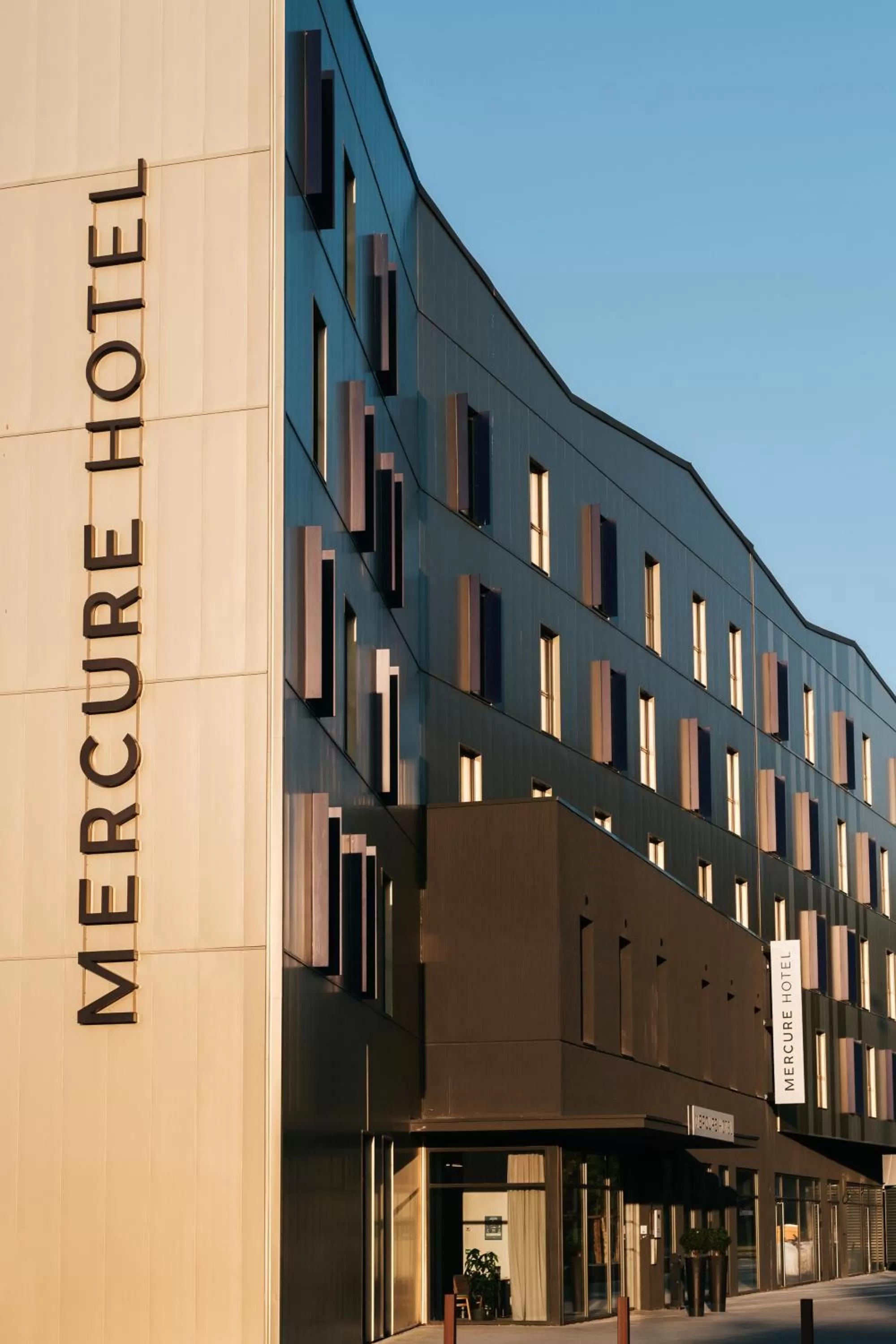 Facade/entrance in Mercure Brest Centre Port