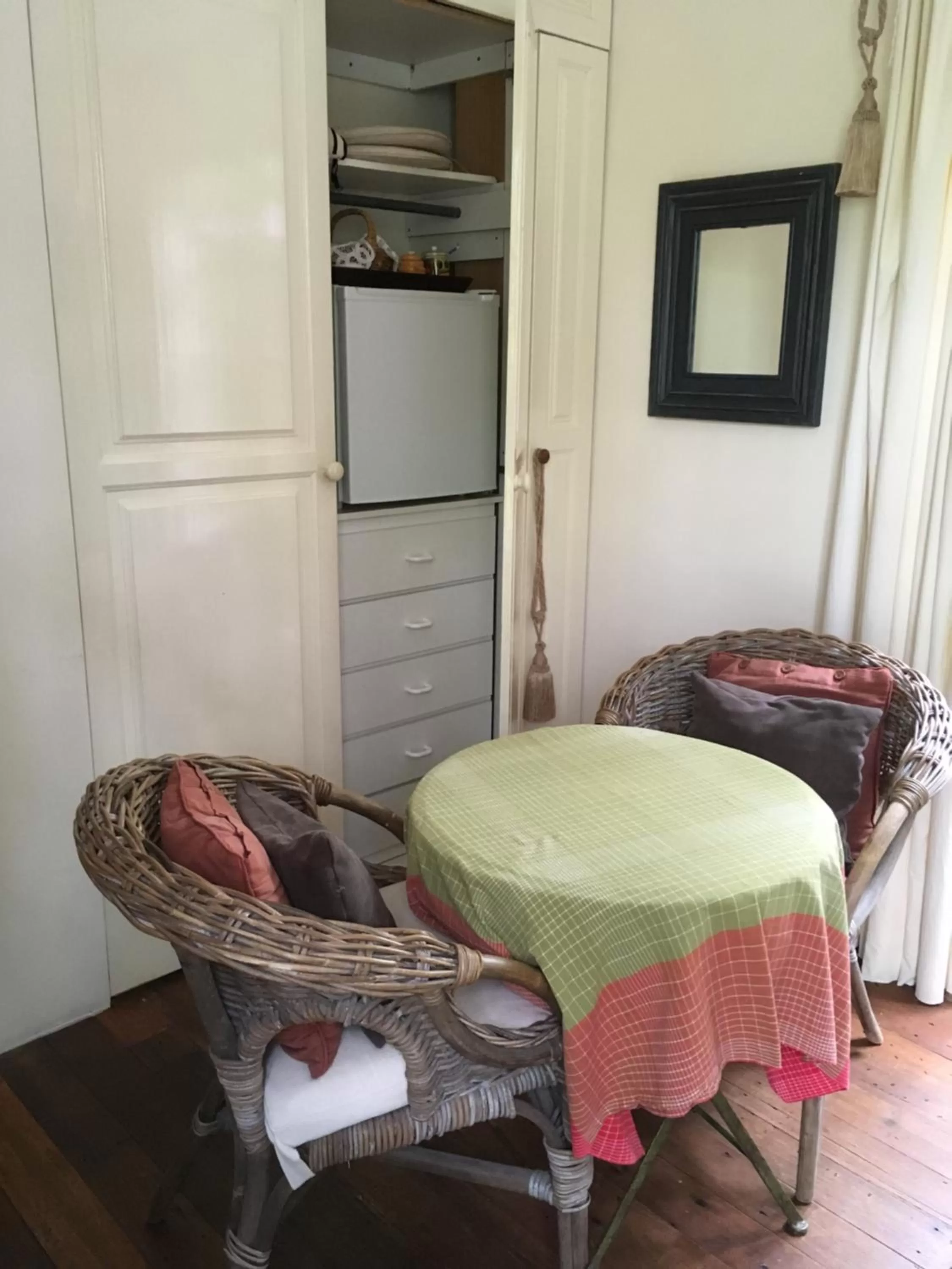Seating area, Bed in Belgrave Hideaway