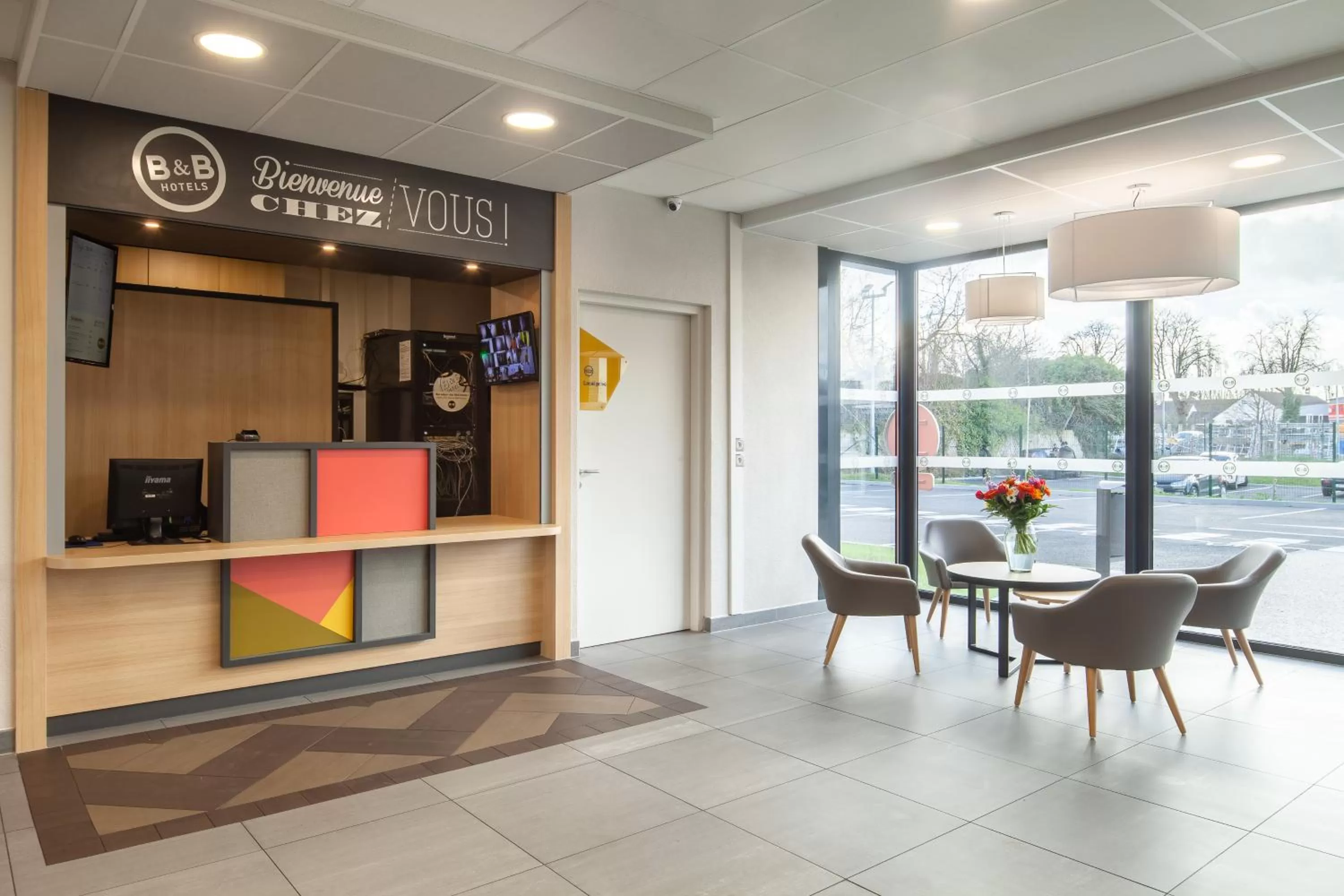 Lobby or reception in B&B HOTEL Meaux