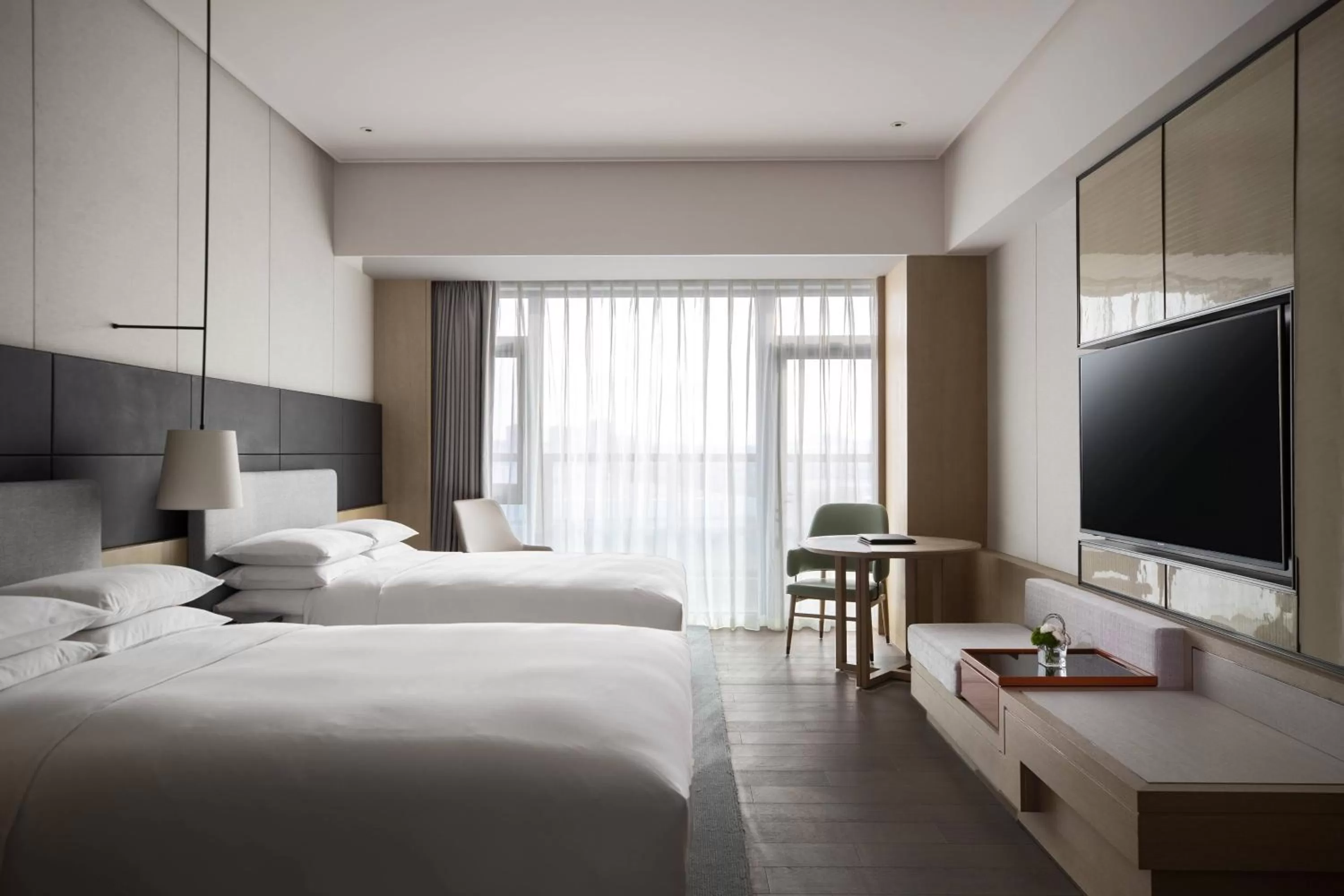 Photo of the whole room, Bed in Yantai Marriott Hotel