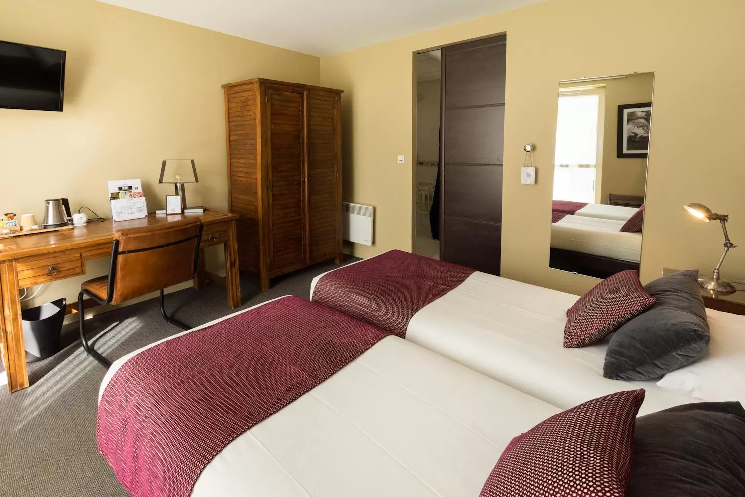 Bed in Logis Hôtel Le Vert Galant