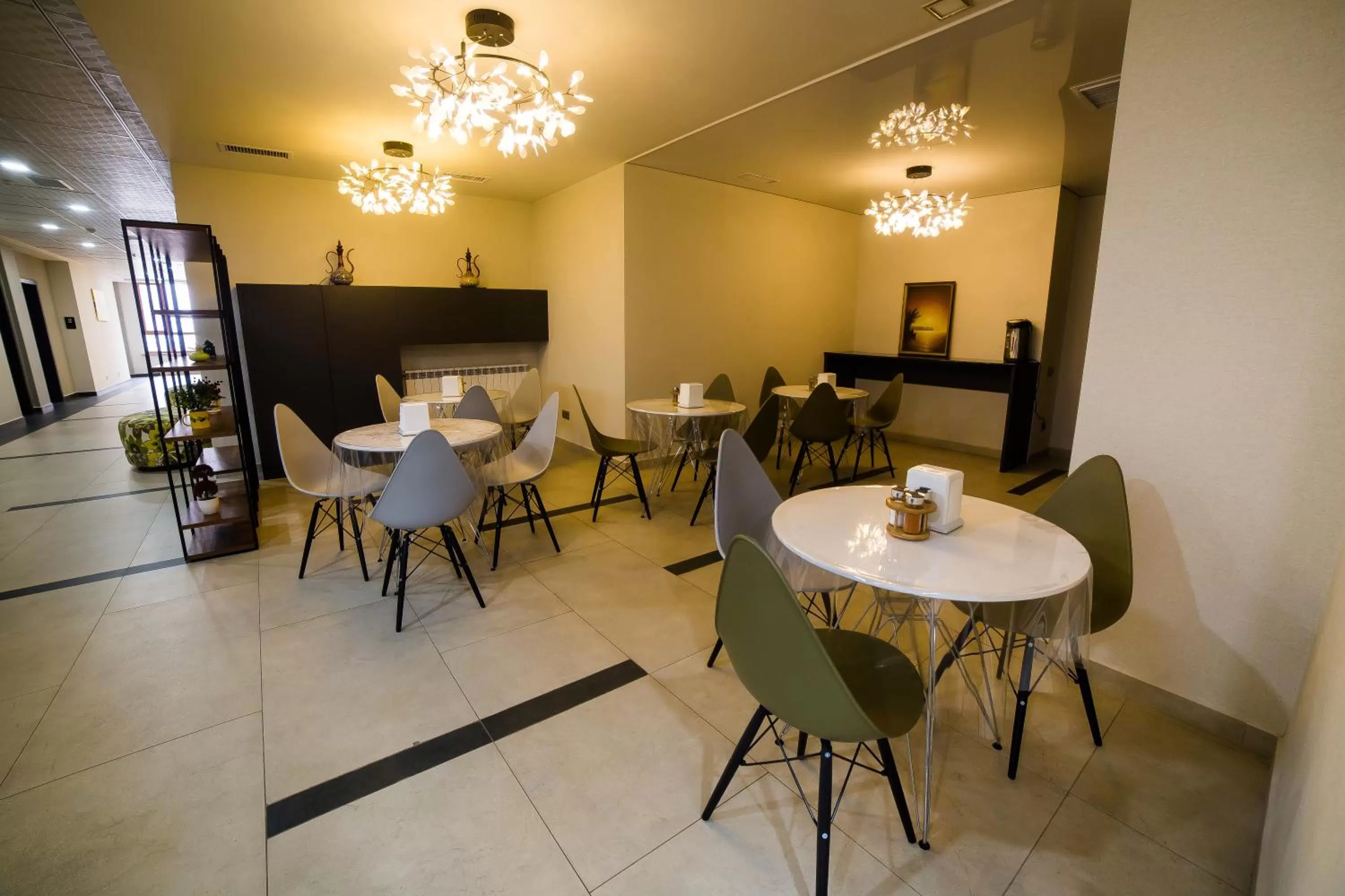 Dining area, Restaurant/Places to Eat in Golden Hotel