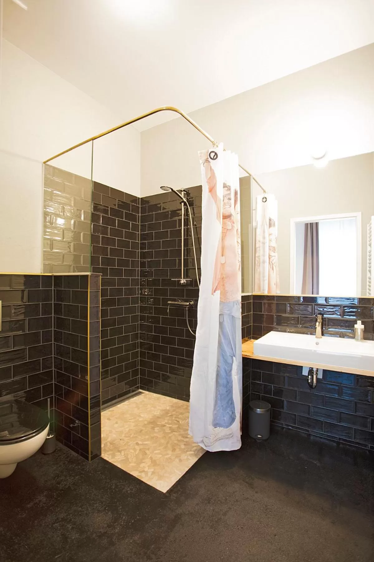 Bathroom in Schillinger-Berlin - dance, sleep, repeat!