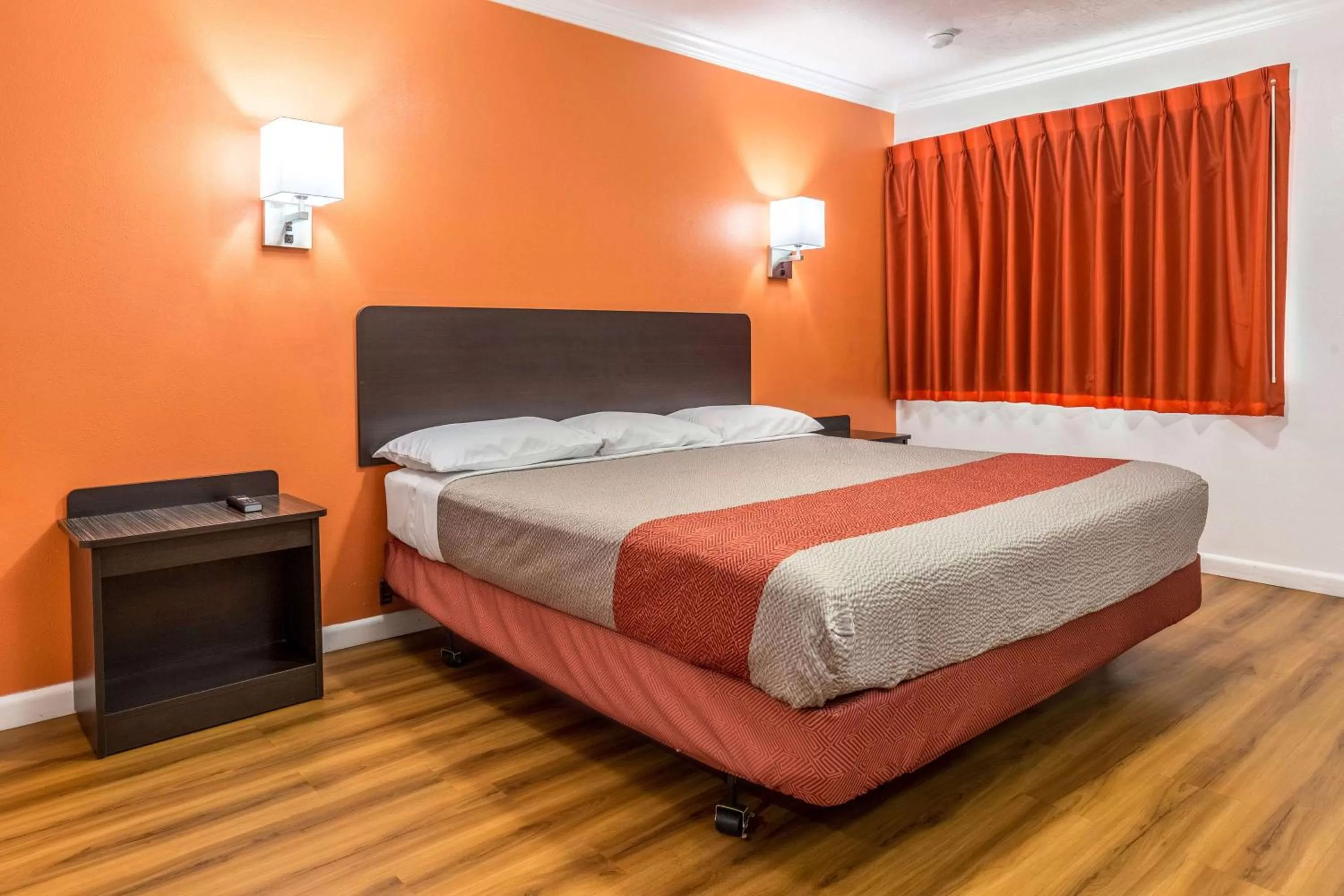 Photo of the whole room, Bed in Motel 6 Tremonton, Utah