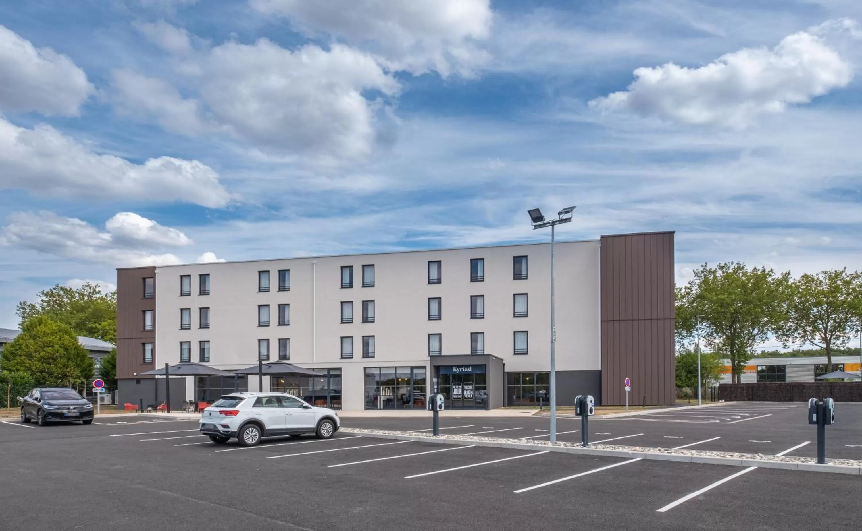 Property building in Kyriad Tours Sud - Ballan Mire