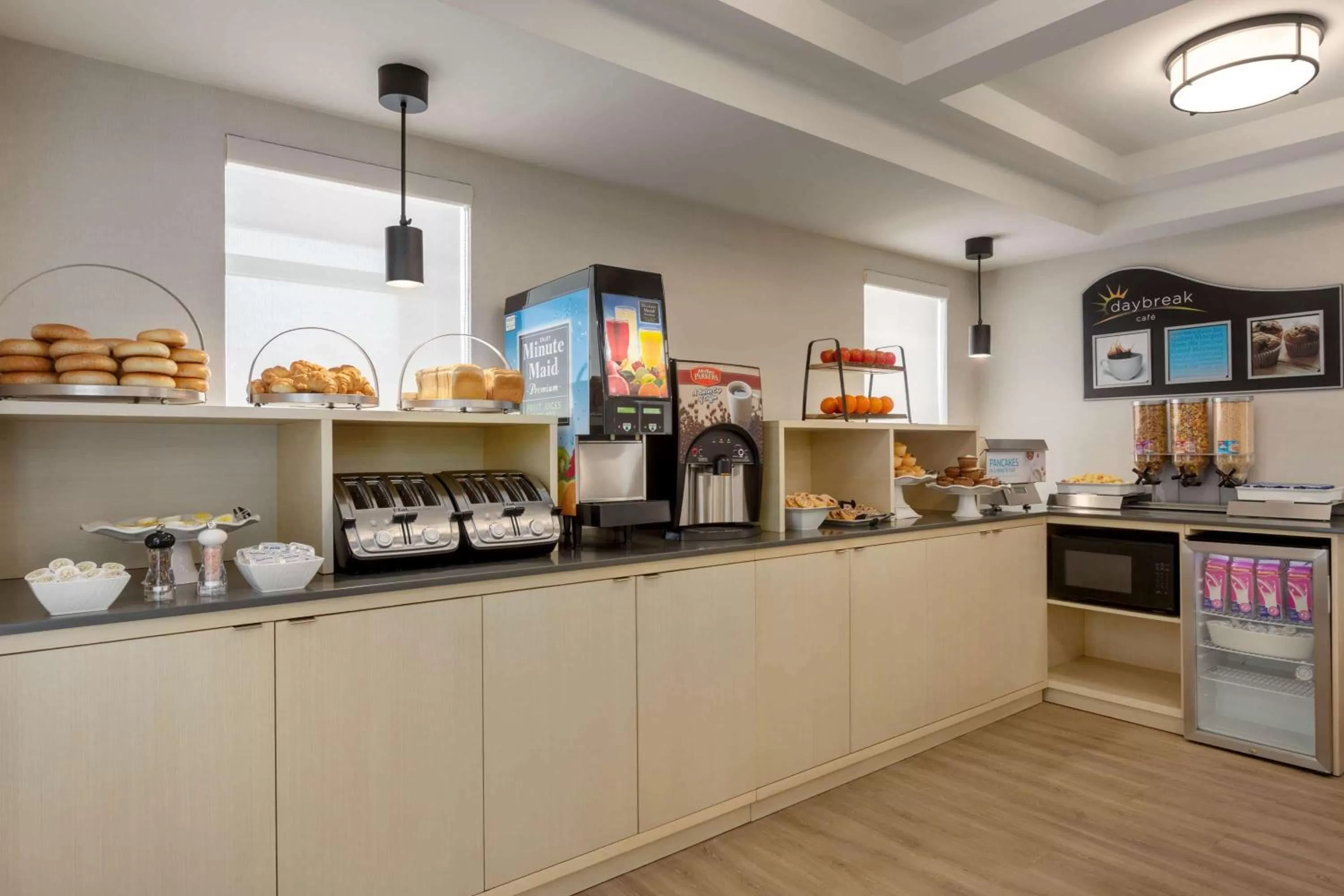 Restaurant/places to eat in Days Inn by Wyndham Toronto West Mississauga