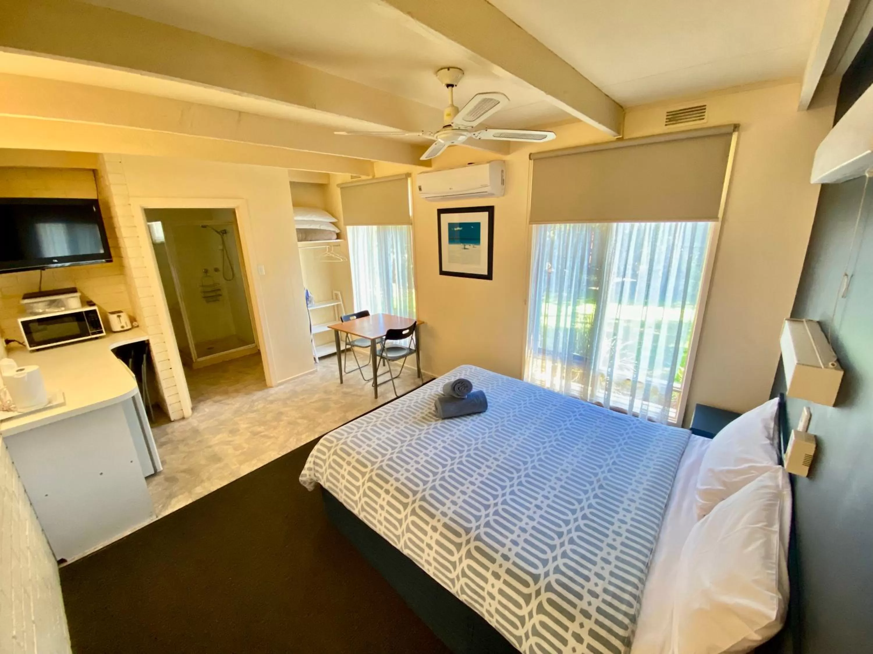 Photo of the whole room in Rye Beach Motel Australia