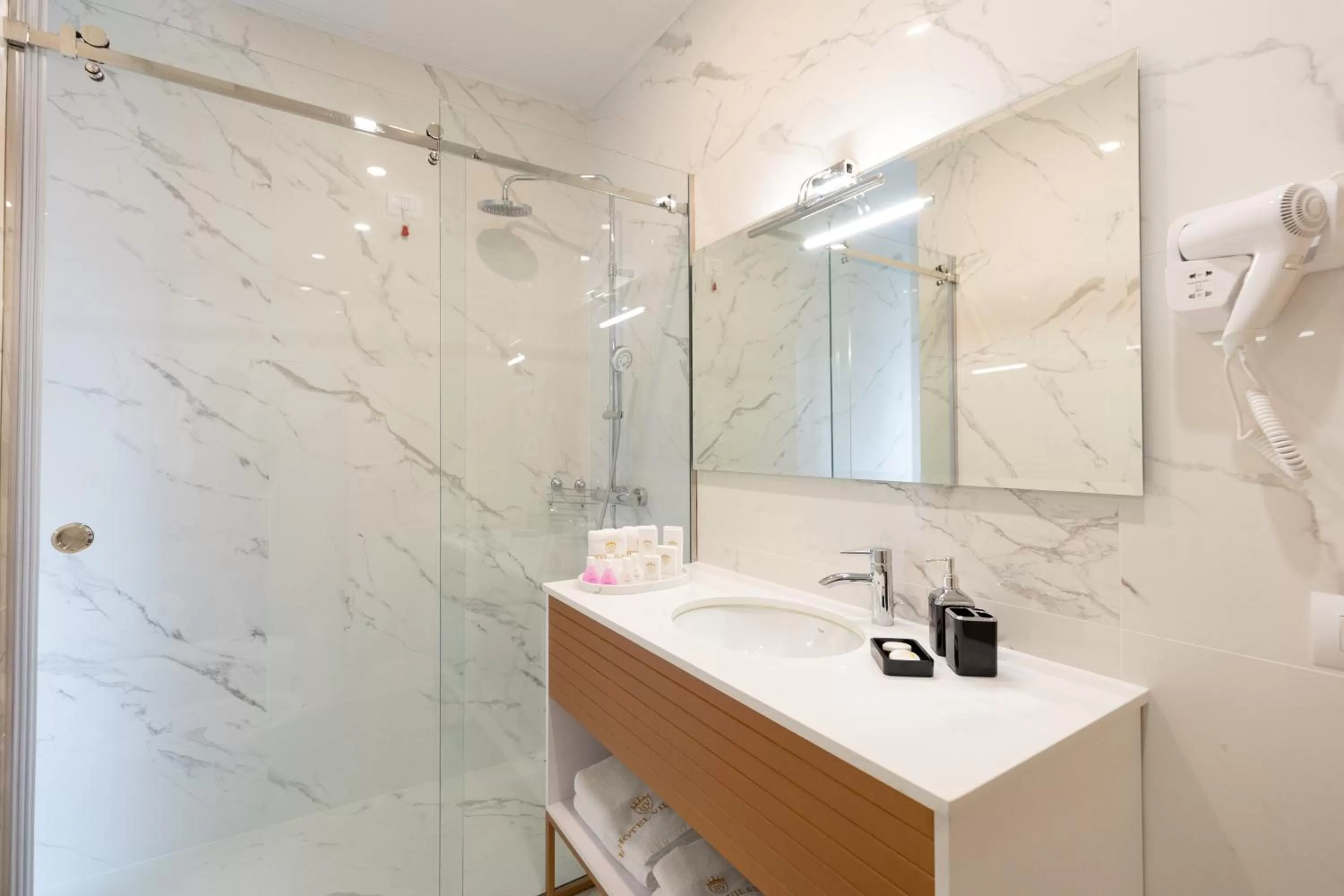 Shower, Bathroom in Hotel Boutique Vila 135