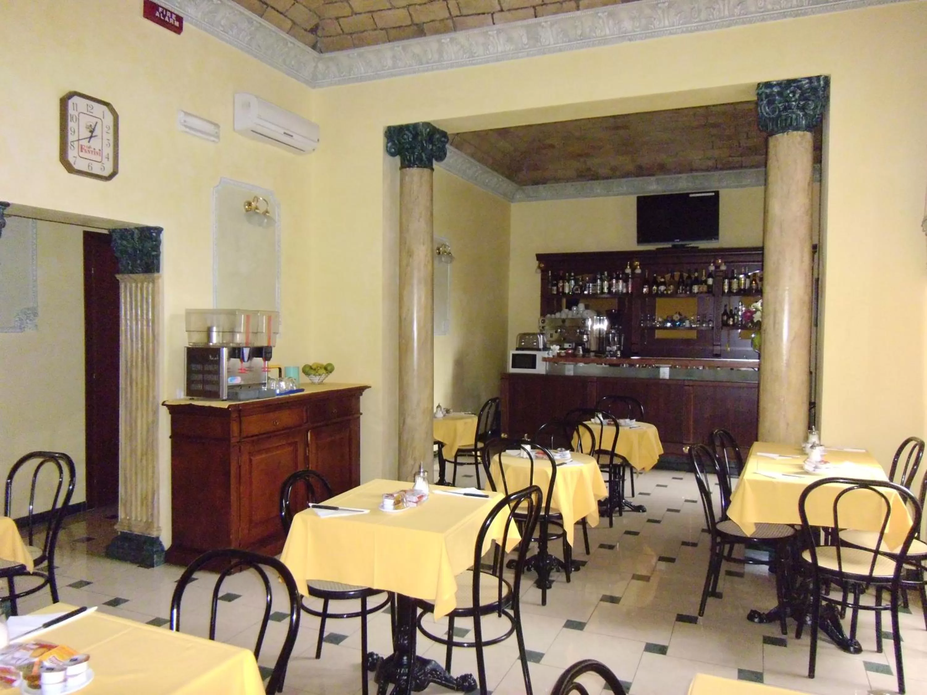 Restaurant/places to eat in Cambridge Hotel