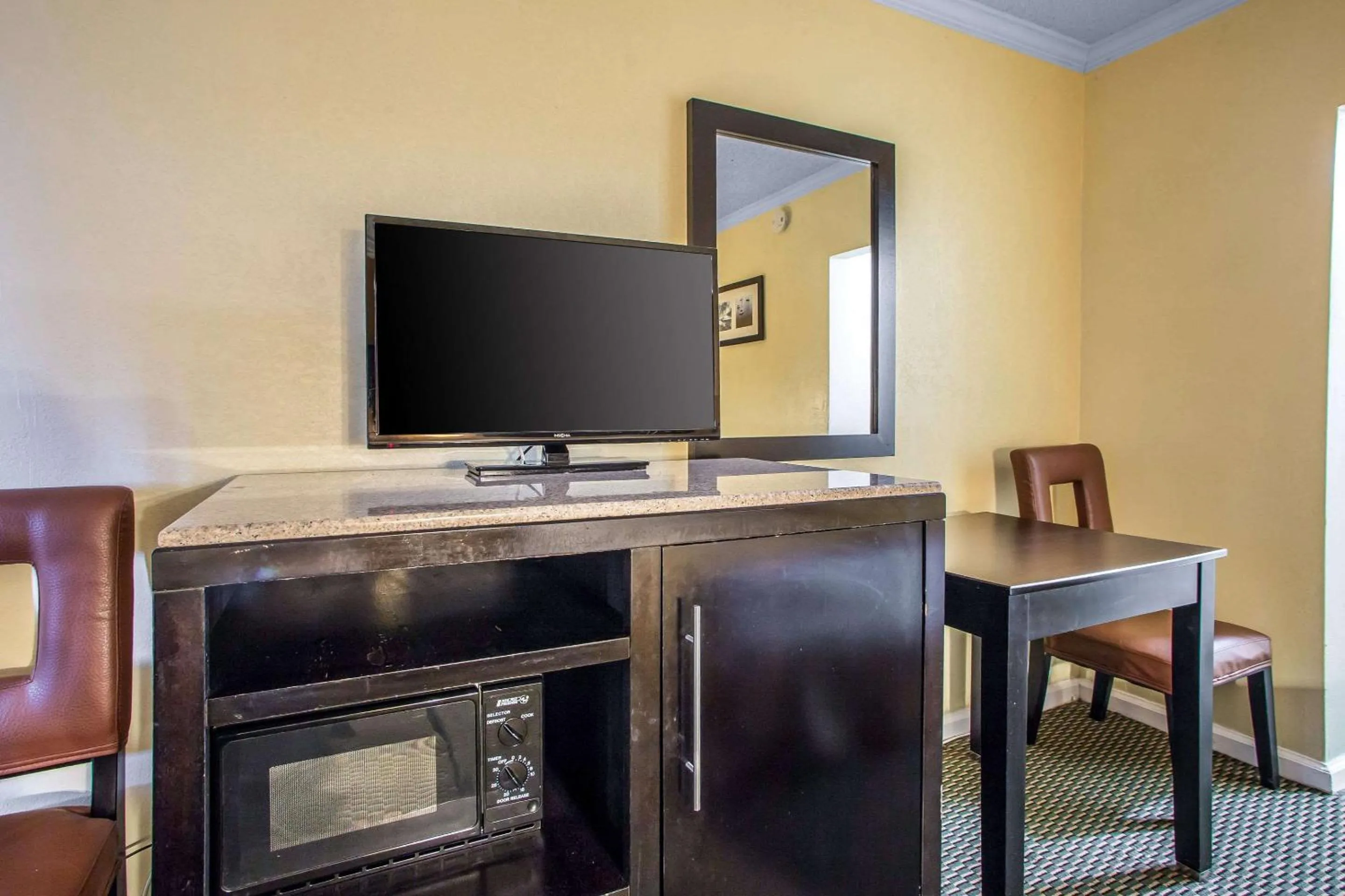 Photo of the whole room in The Boards AC