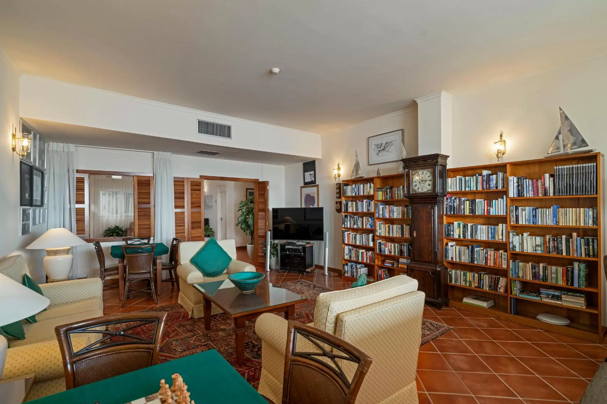 Library in Albatroz Beach & Yacht Club