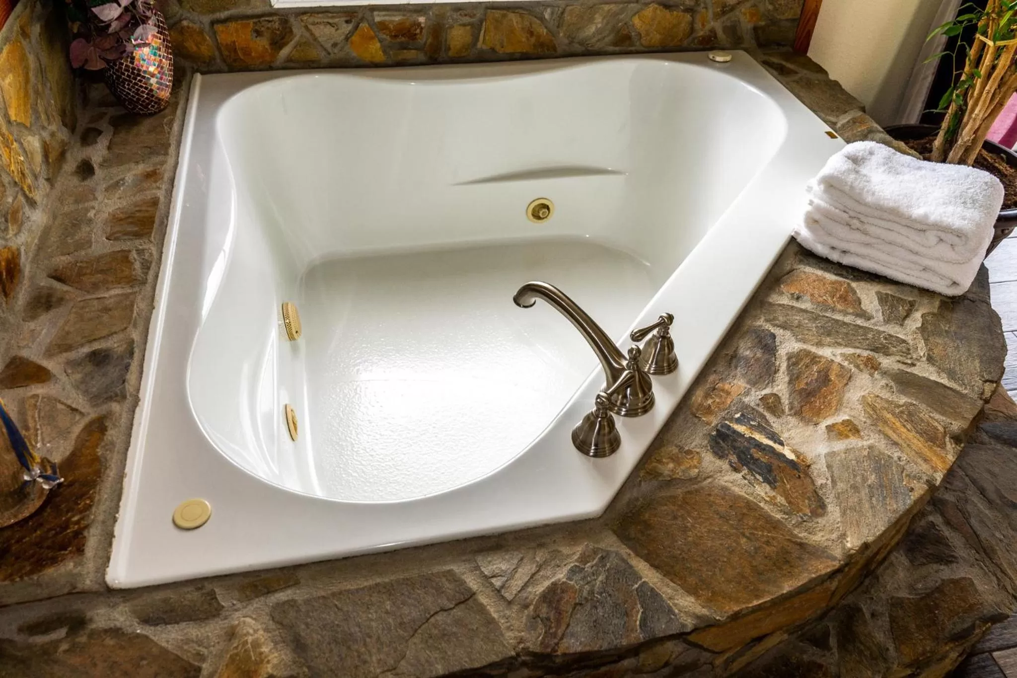 Hot Tub, Bathroom in The Chimney Rock Inn & Cottages