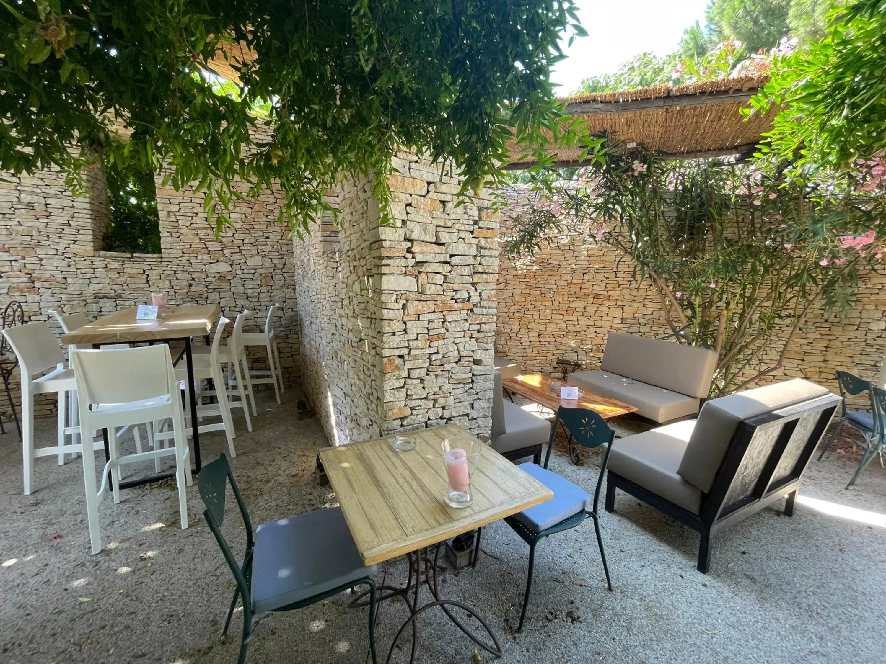 Patio in Logis NIMOTEL Hôtel Cosy