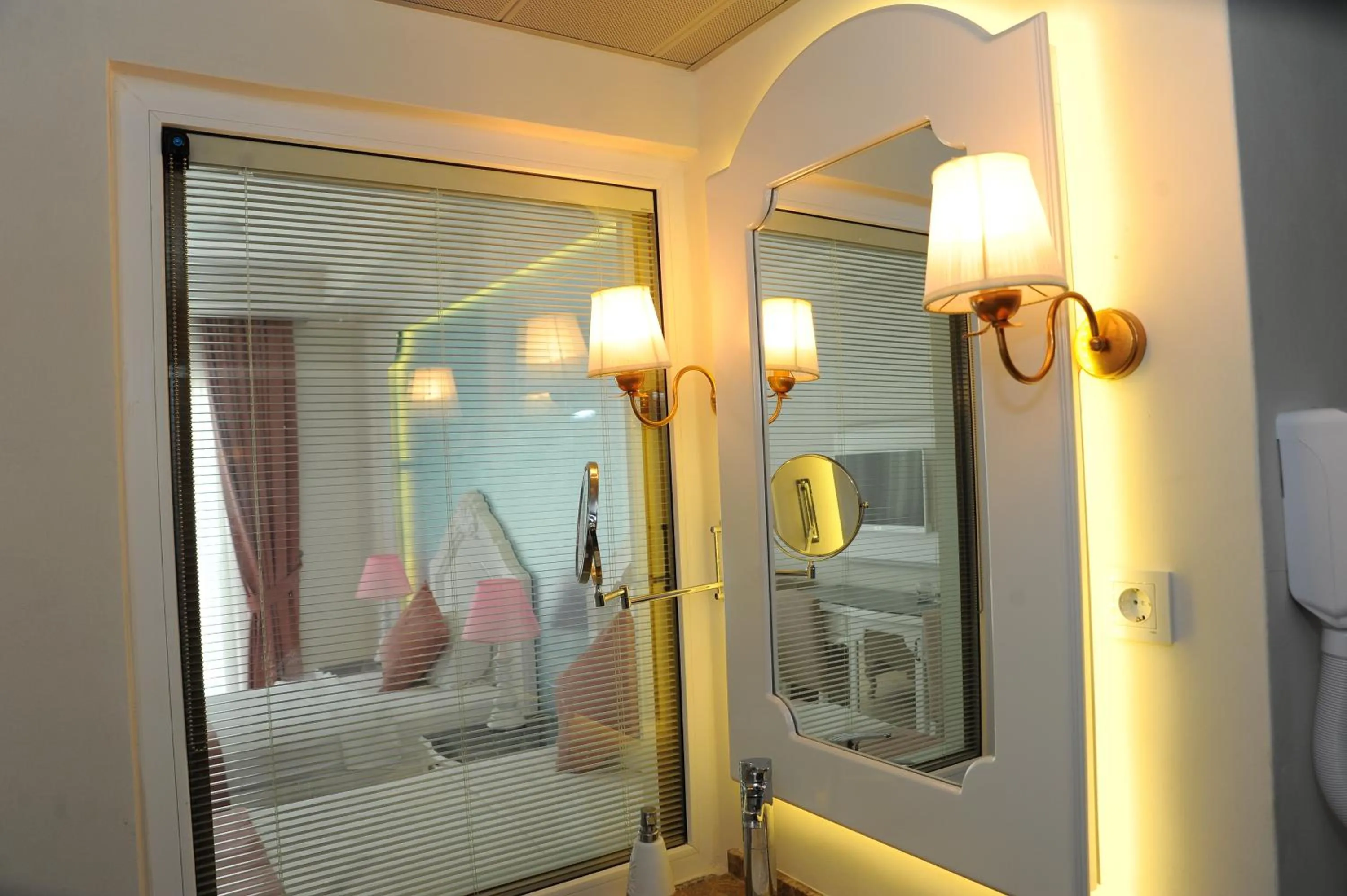 Other, Bed in Montebello Deluxe Hotel