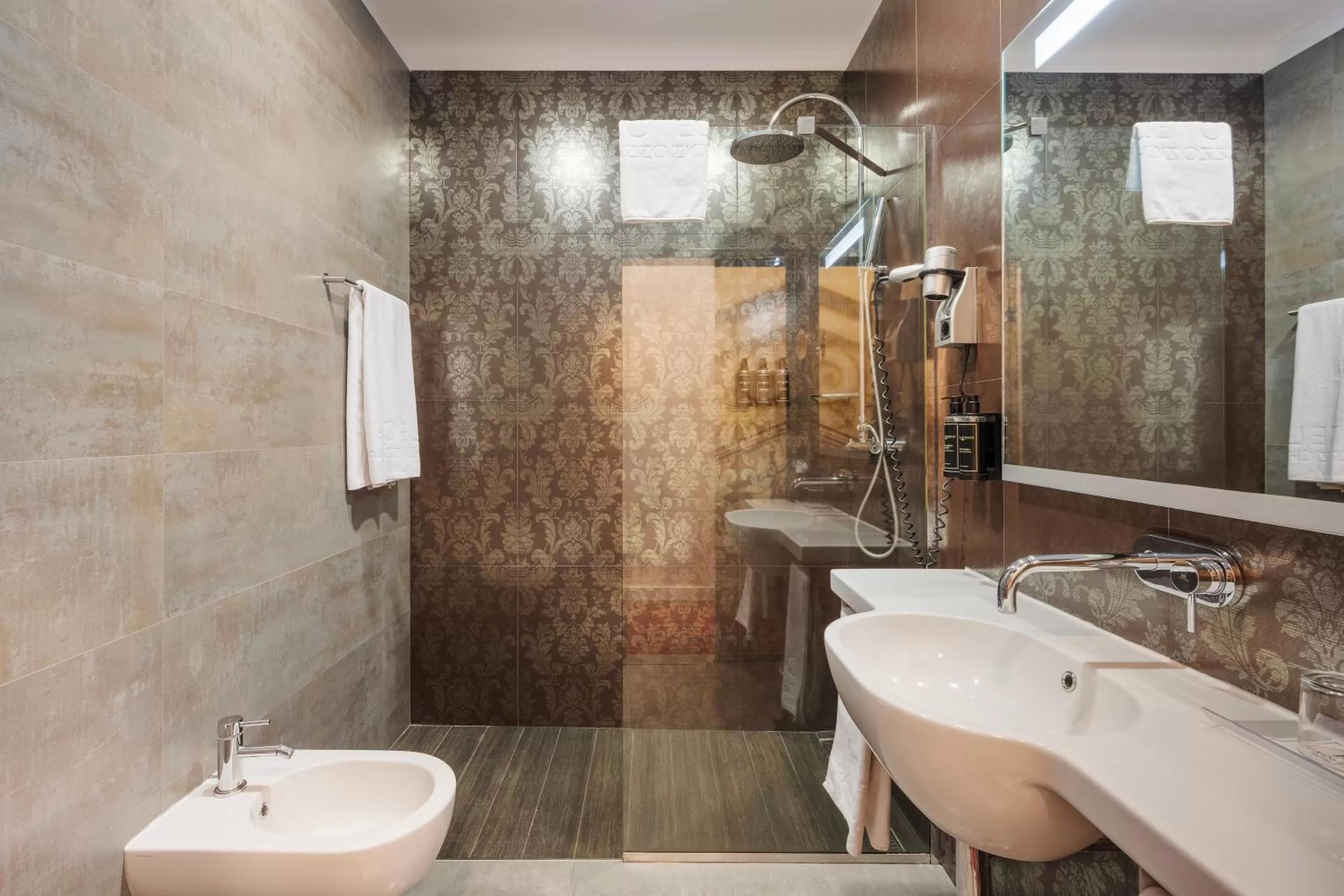 Shower in Eurostars Palazzo Zichy