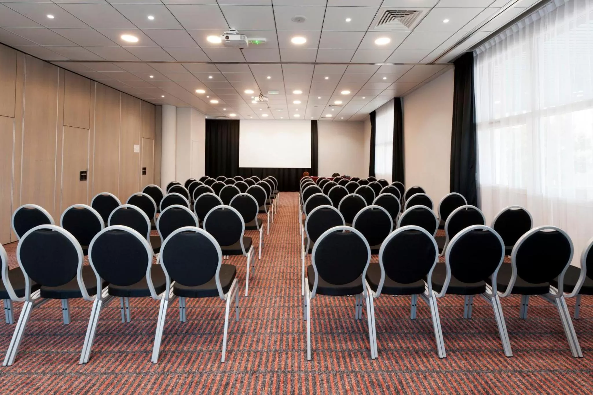 Meeting/conference room in Holiday Inn Toulon City Centre by IHG