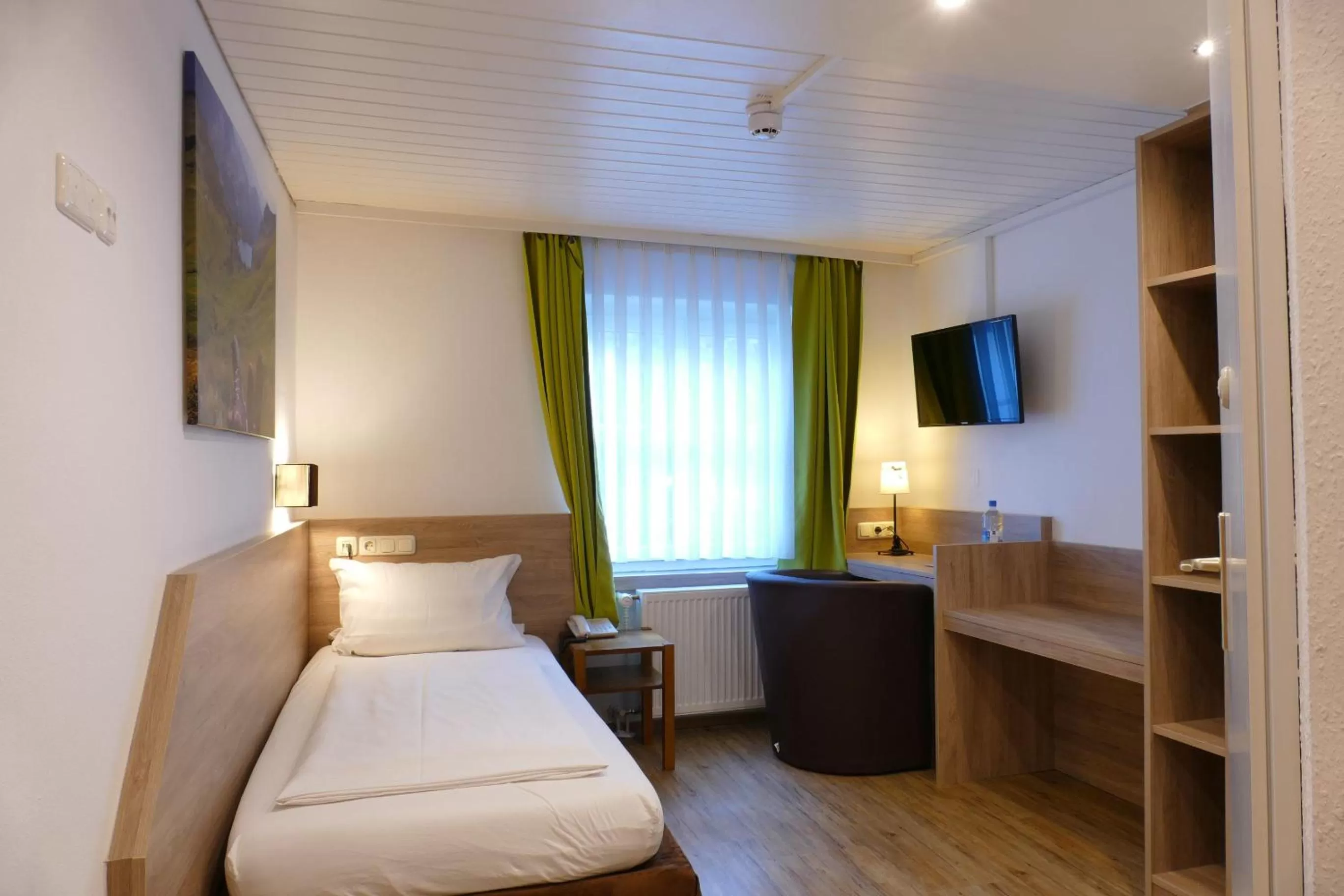 Photo of the whole room, Bed in Altstadthotel "Zum Hechten"