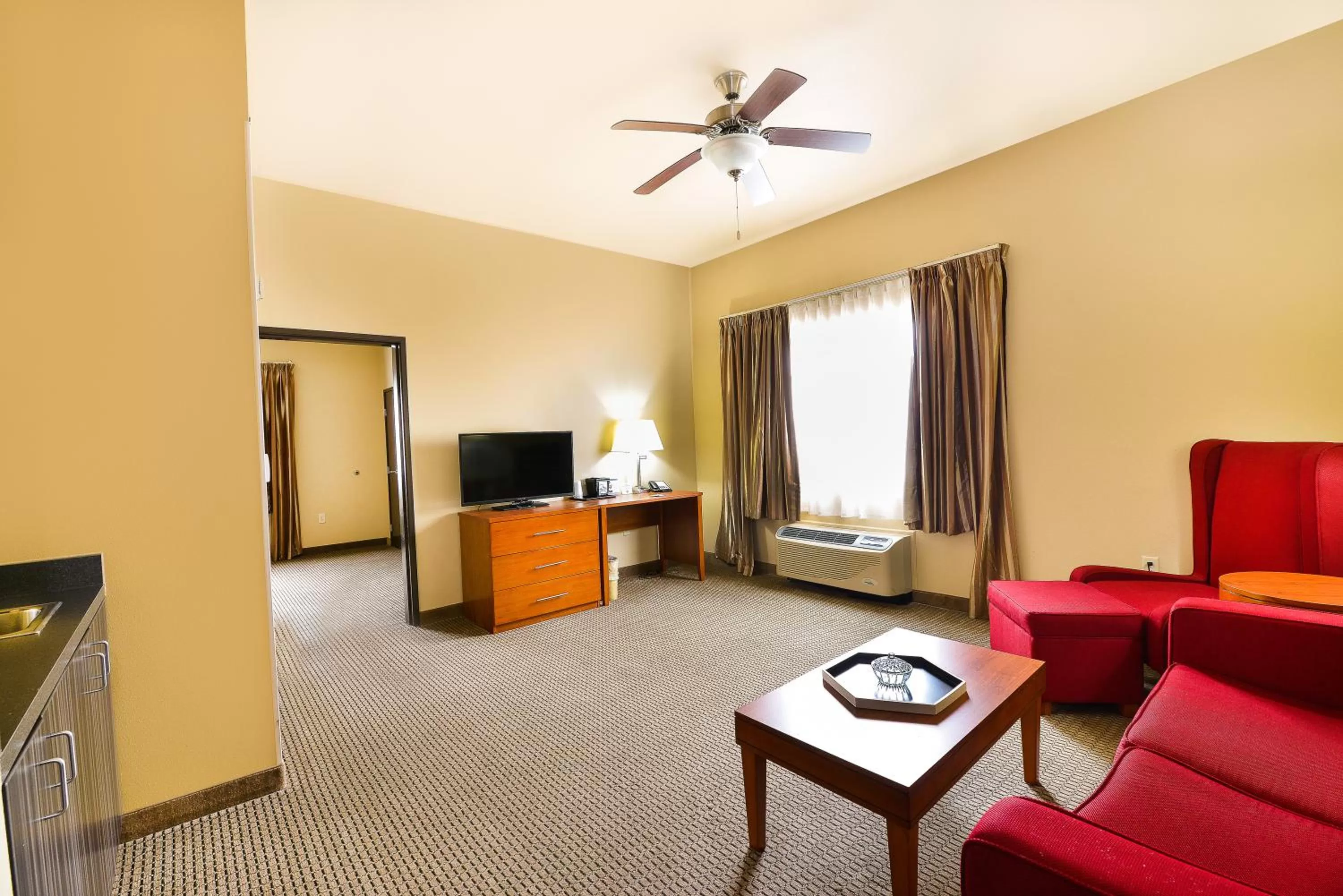 TV and multimedia in Baymont by Wyndham Grand Forks