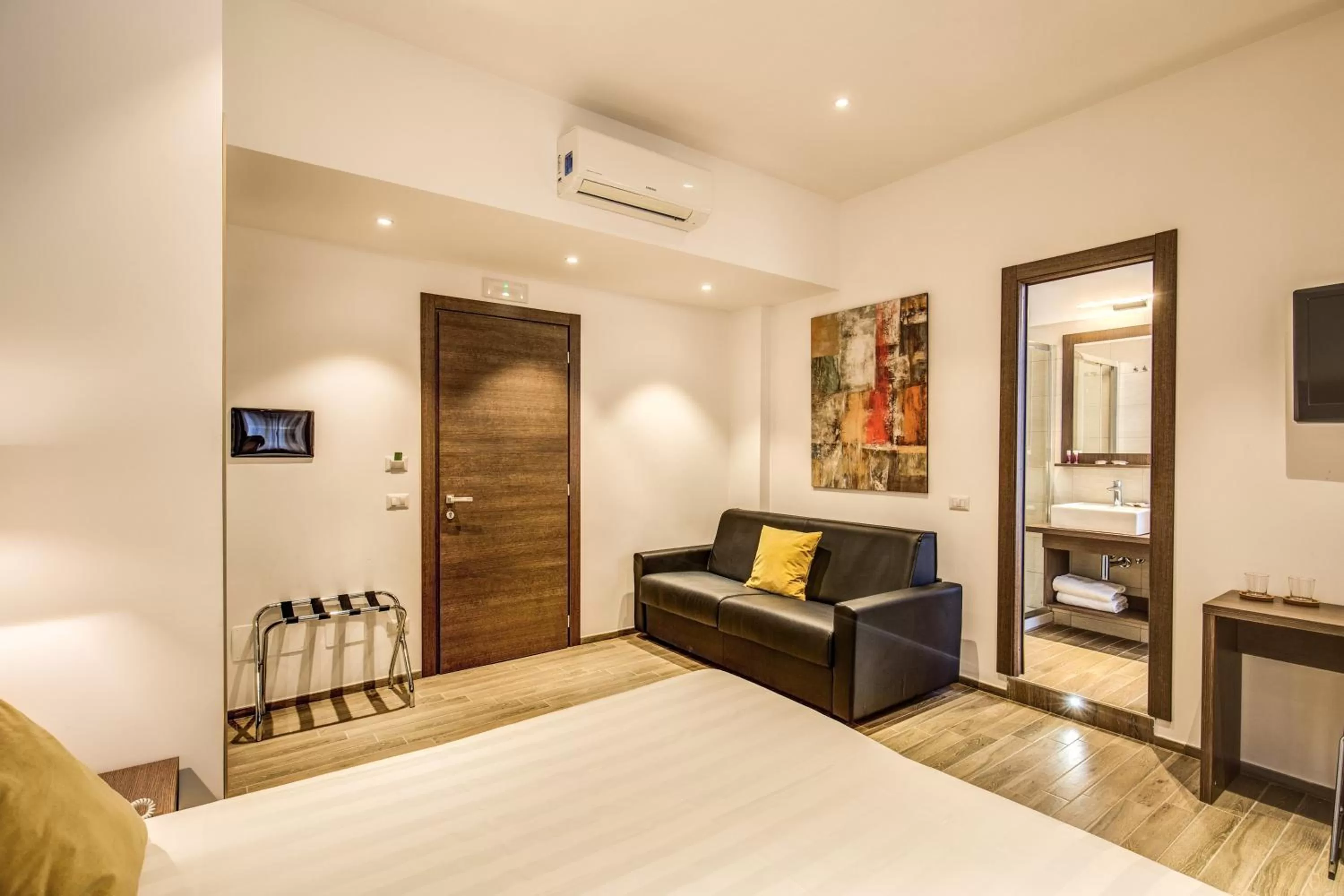 Photo of the whole room, Bed in Rome Garden Hotel