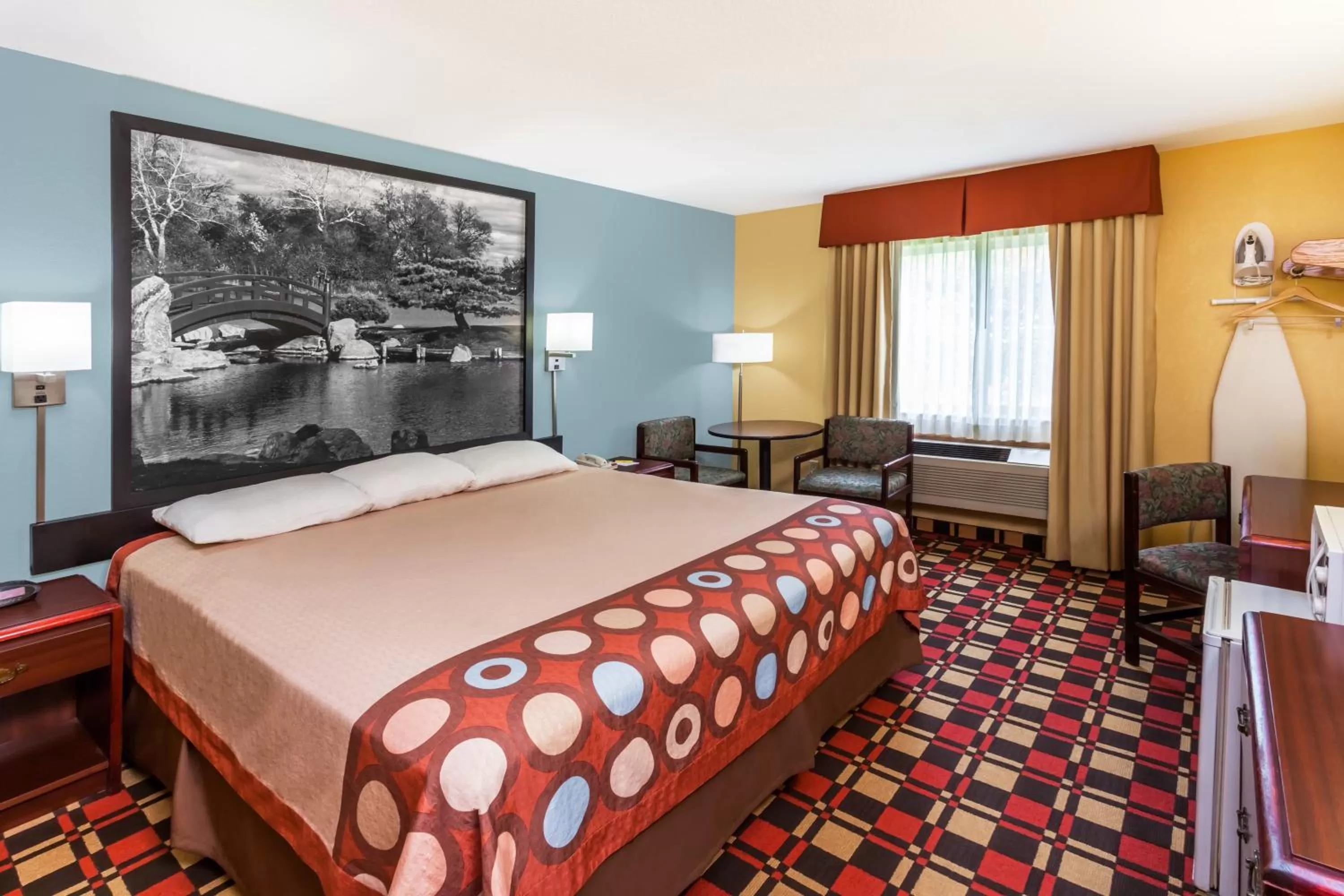 Bed in Econo Lodge Chillicothe