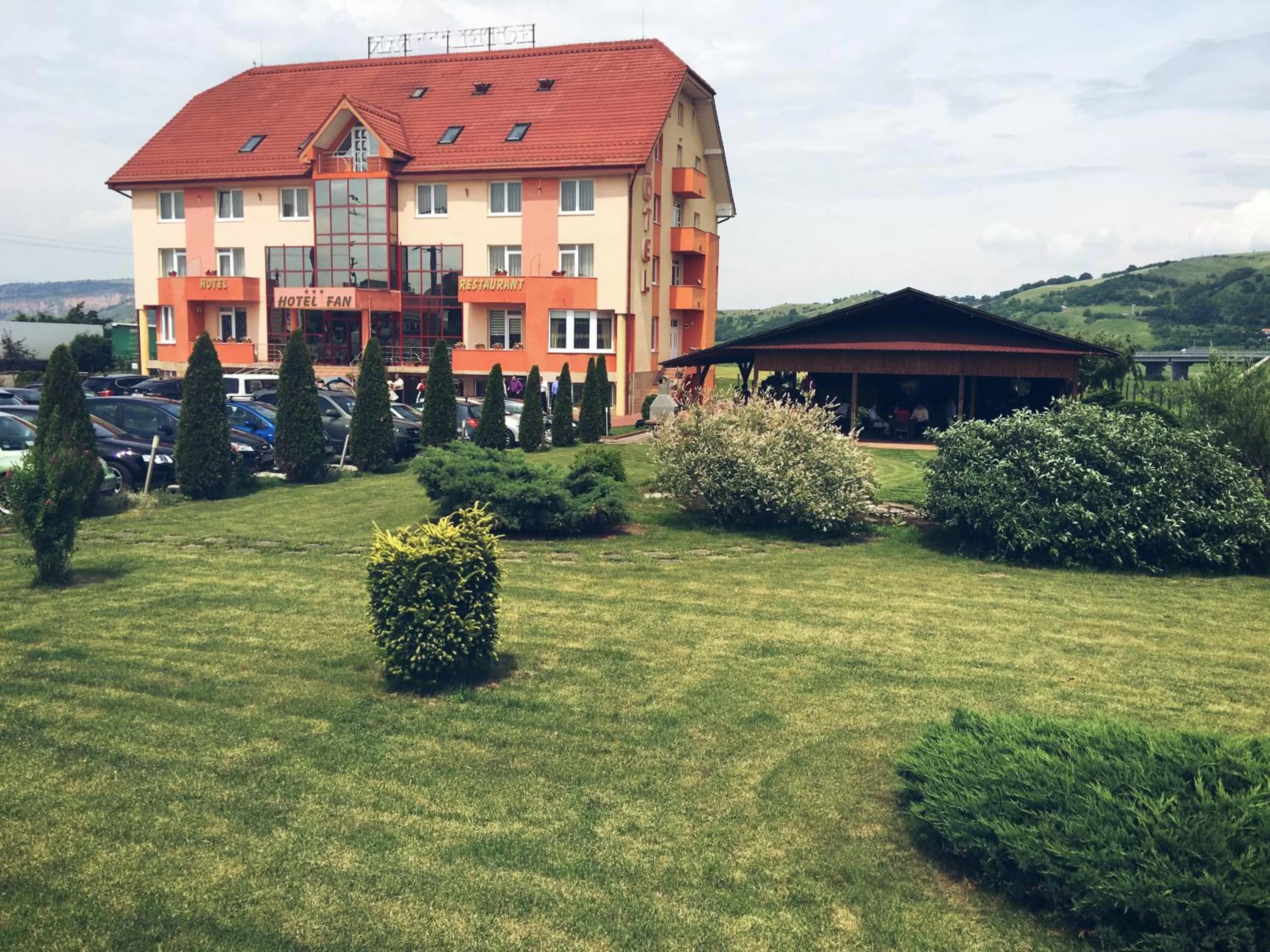 Garden, Property Building in Hotel FAN Sebes
