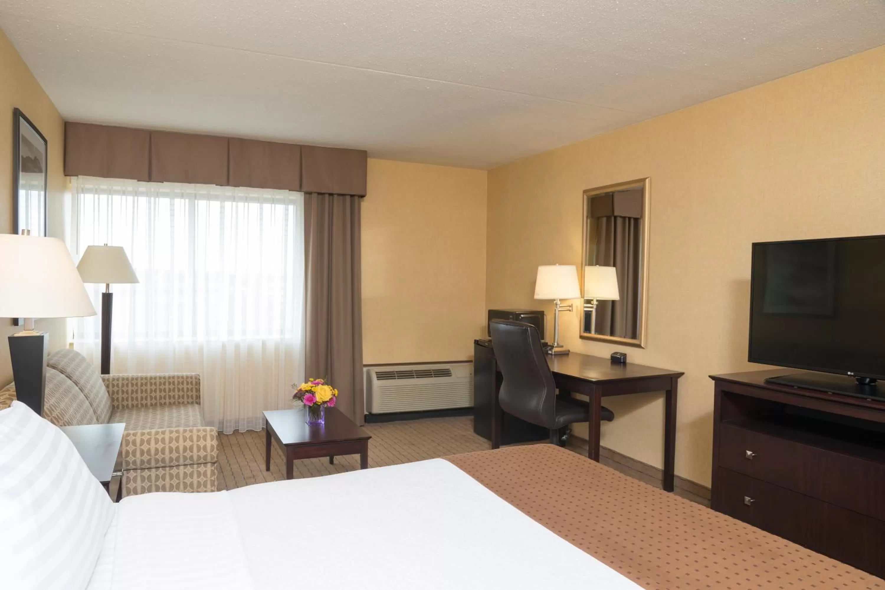 Photo of the whole room, Bed in Holiday Inn Cleveland - South Independence by IHG