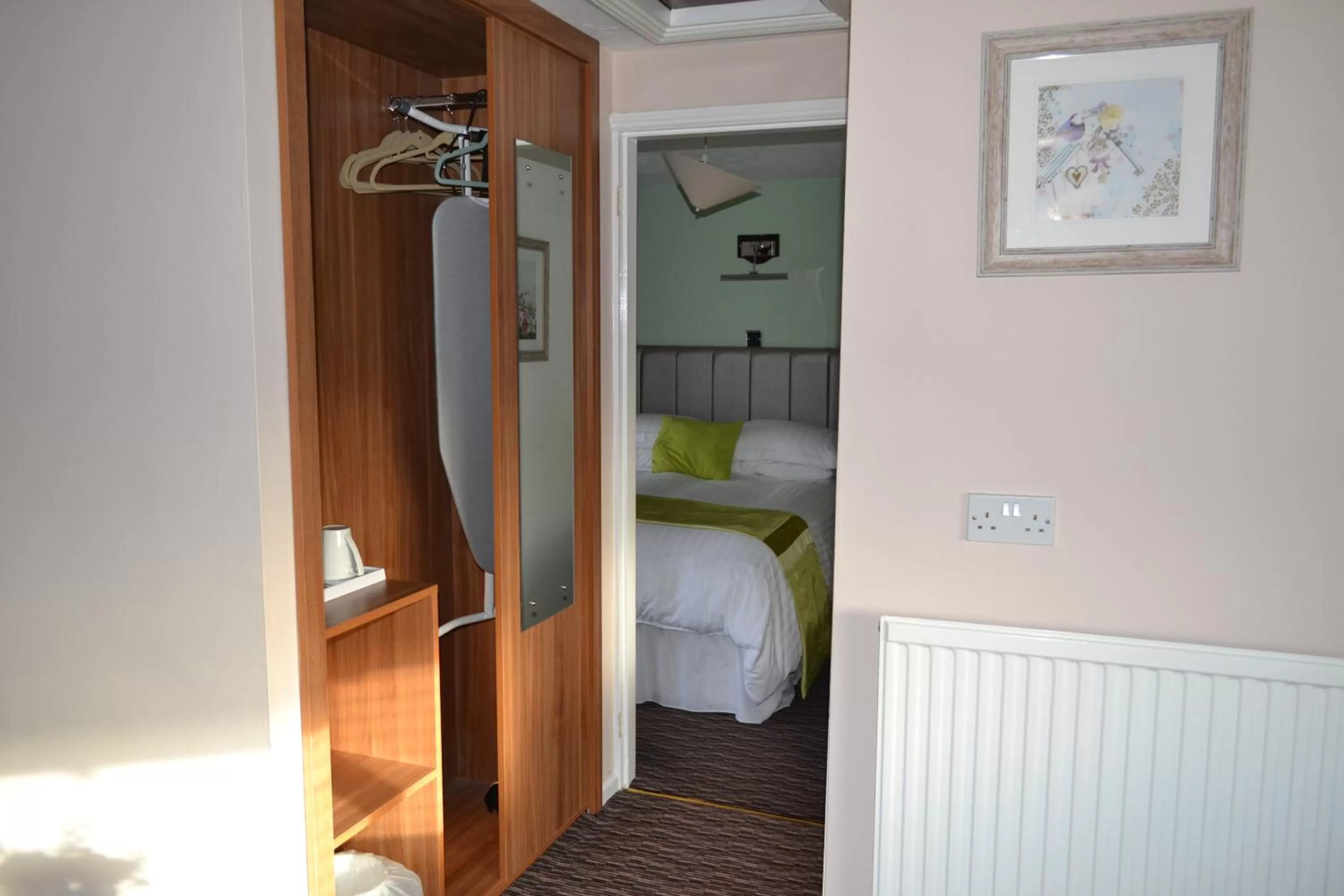 Photo of the whole room, Bed in Oak Tree Inn