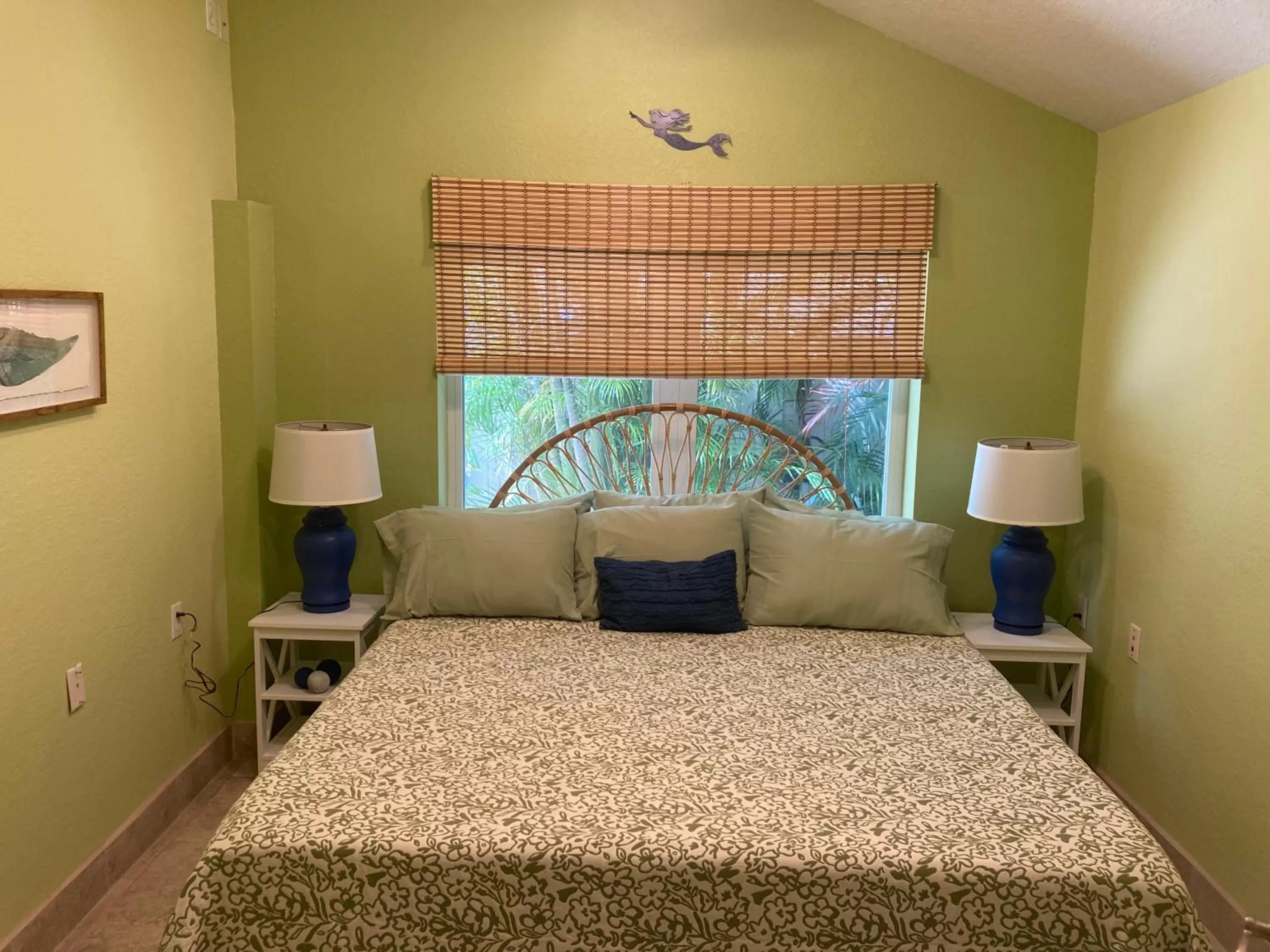 Bed in 3Gulls Inn Ozona-Boutique Hotel-Steps from Restaurants & Brewery-SwimSpa Pool-Pet Friendly