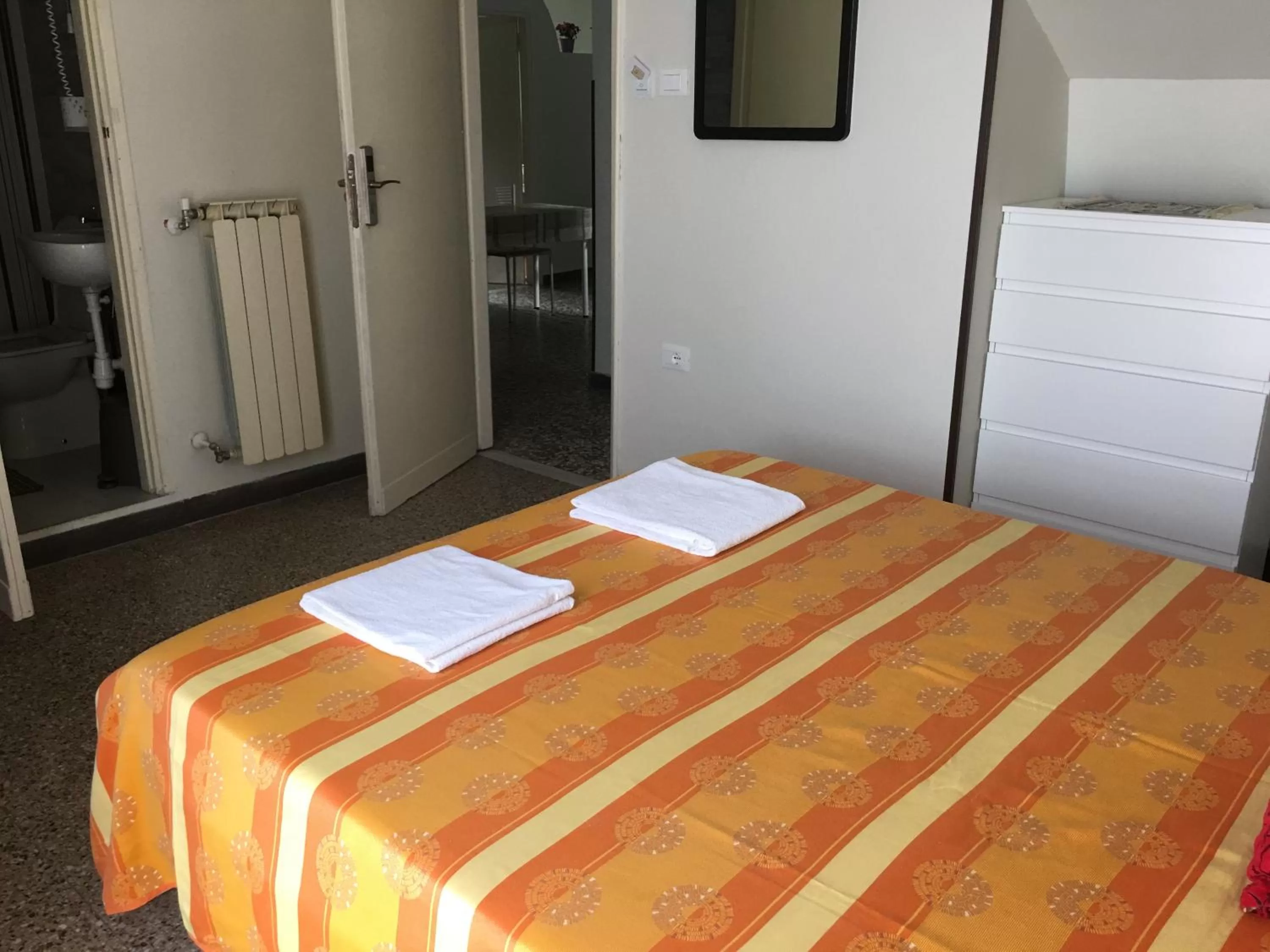 Photo of the whole room, Bed in Aliante B&B