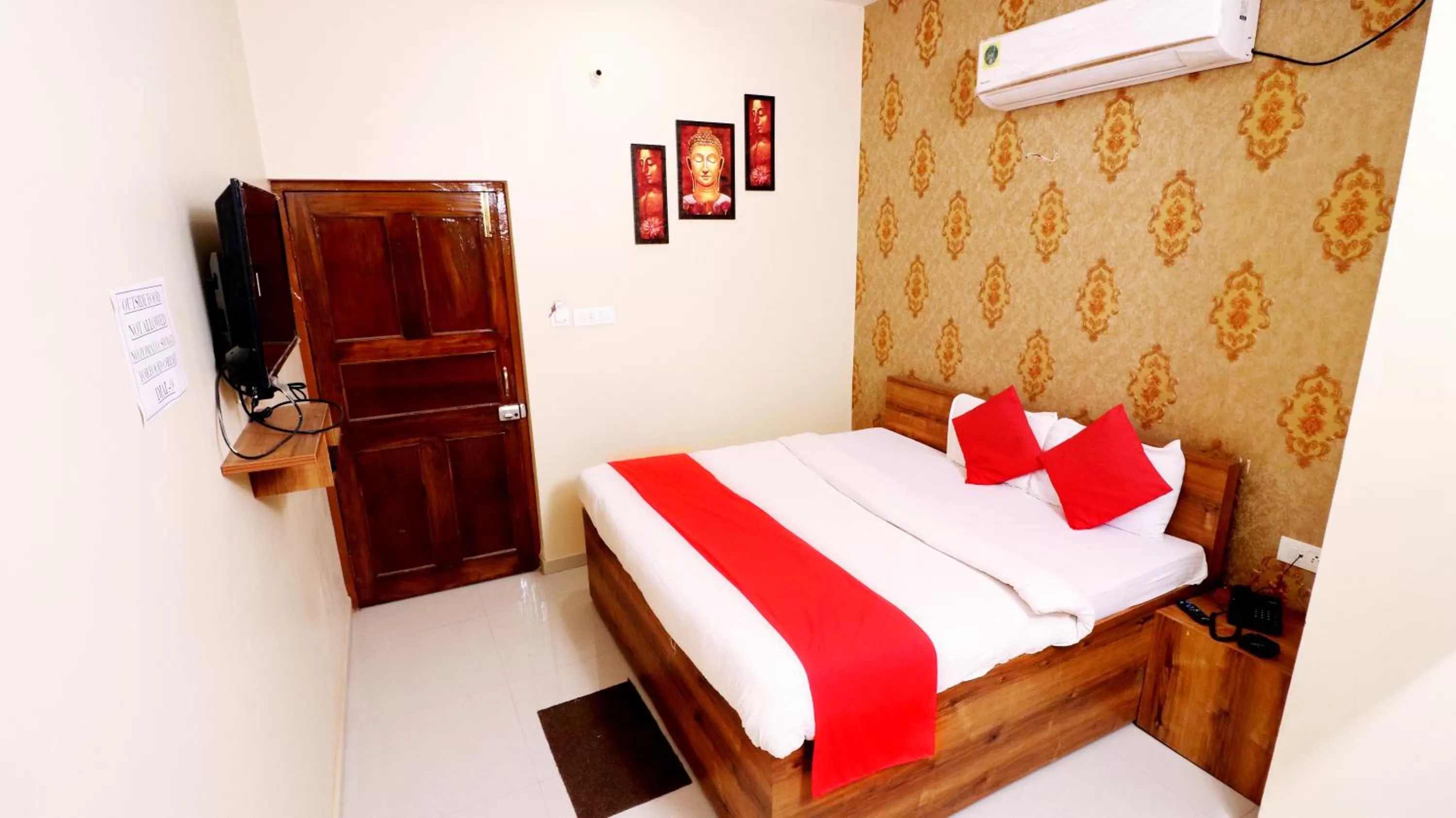 Bed in Hotel Neelkanth