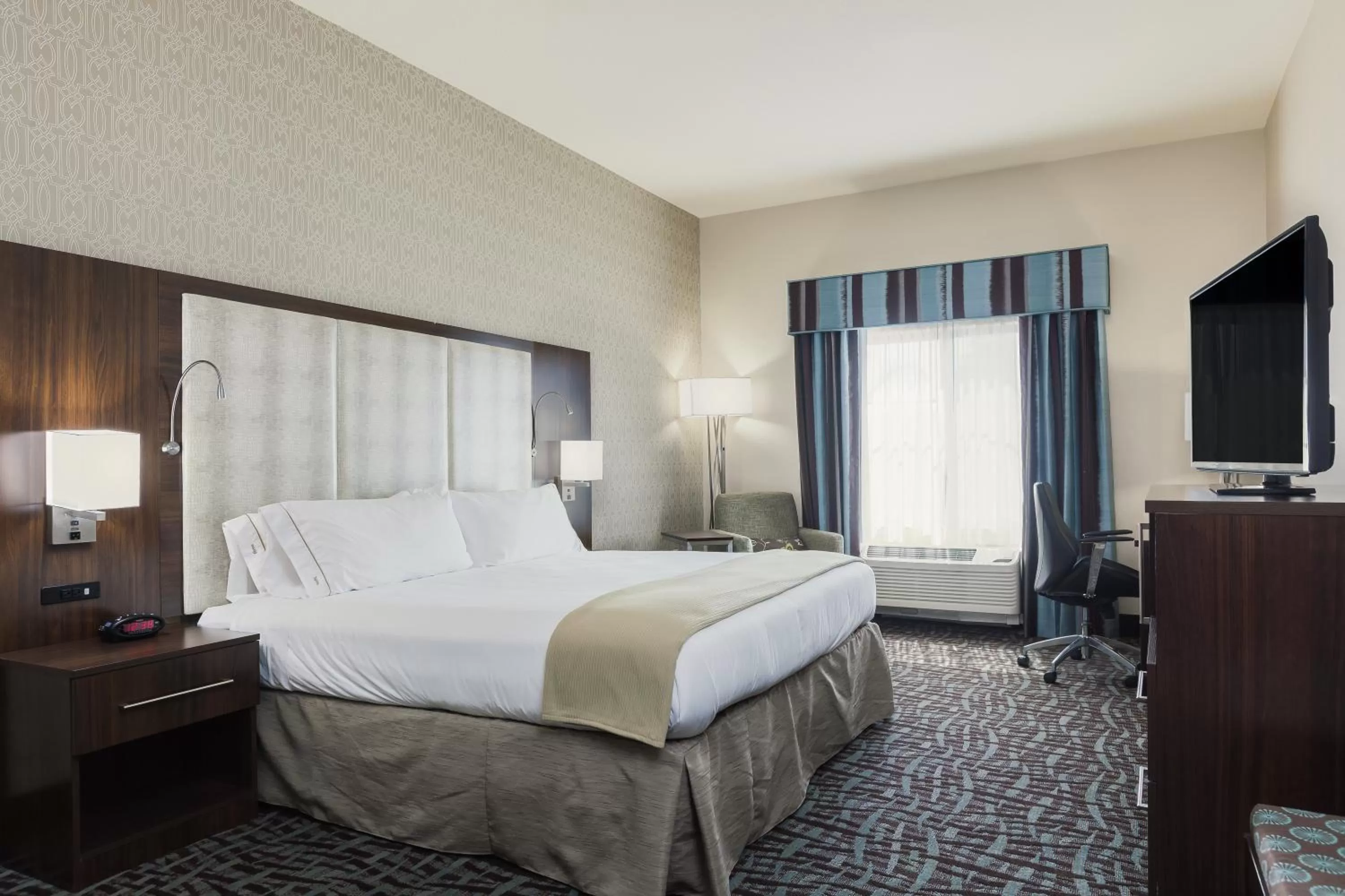 Photo of the whole room, Bed in Holiday Inn Express & Suites Eureka by IHG