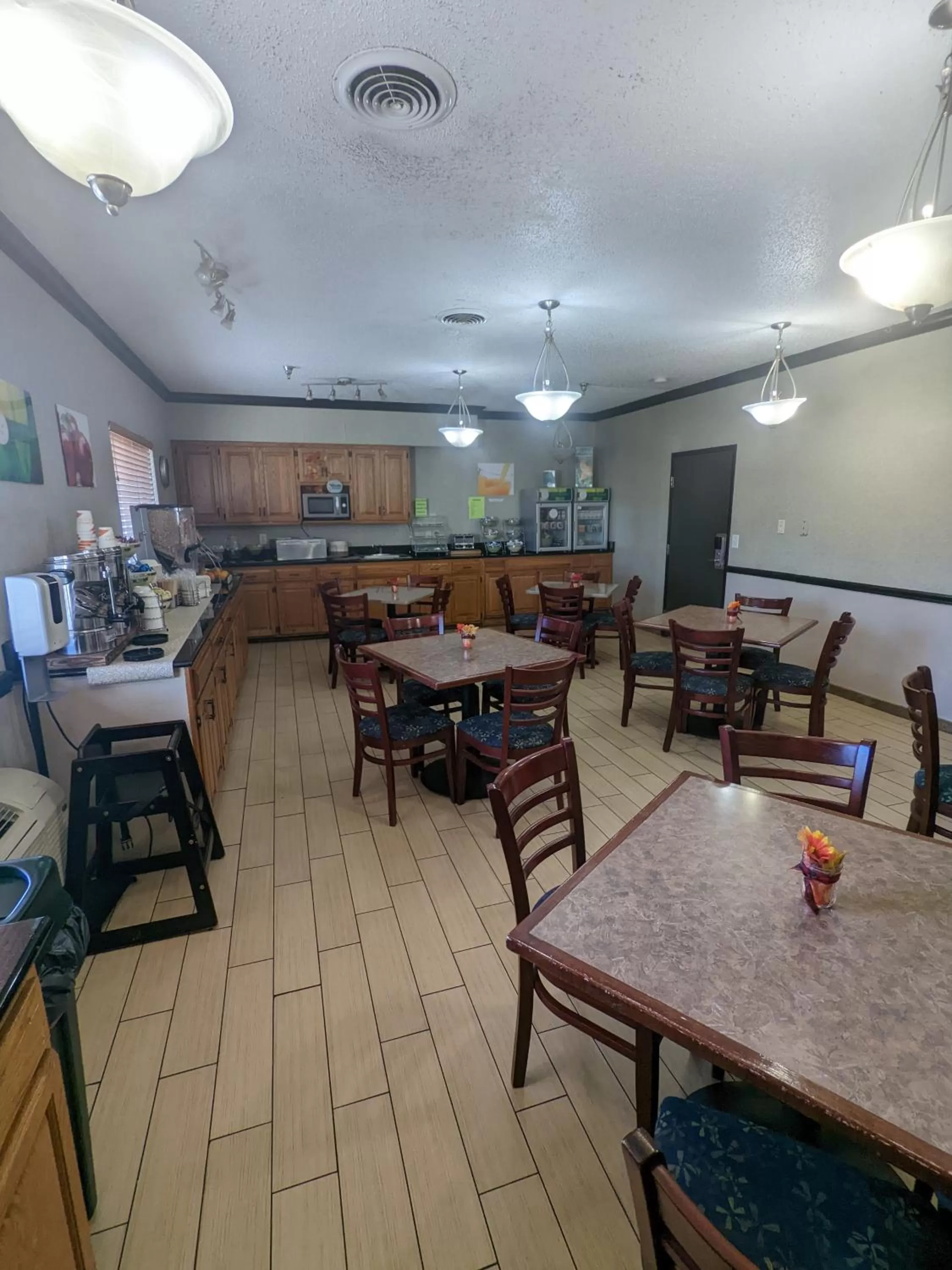 Breakfast in Quality Inn & Suites Delaware South