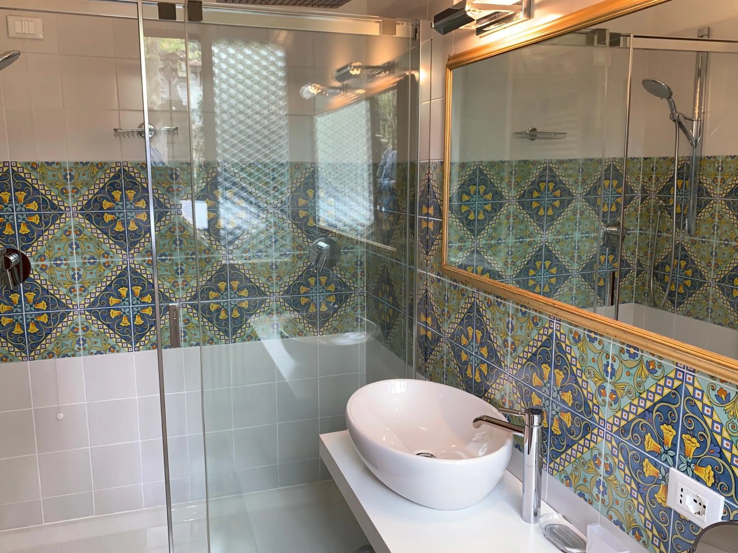 Shower in Hotel David