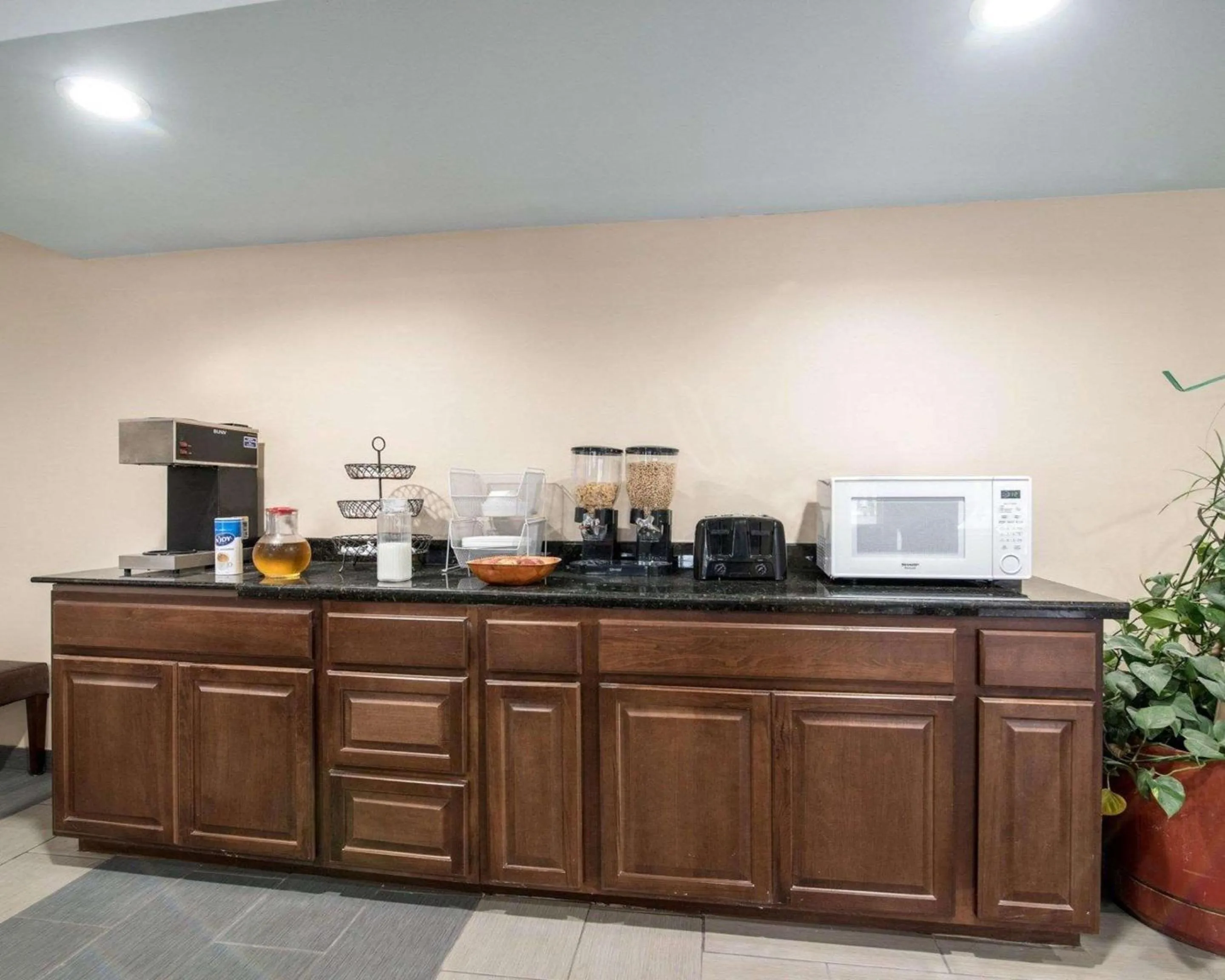 Restaurant/places to eat in Rodeway Inn Syracuse Carrier Circle