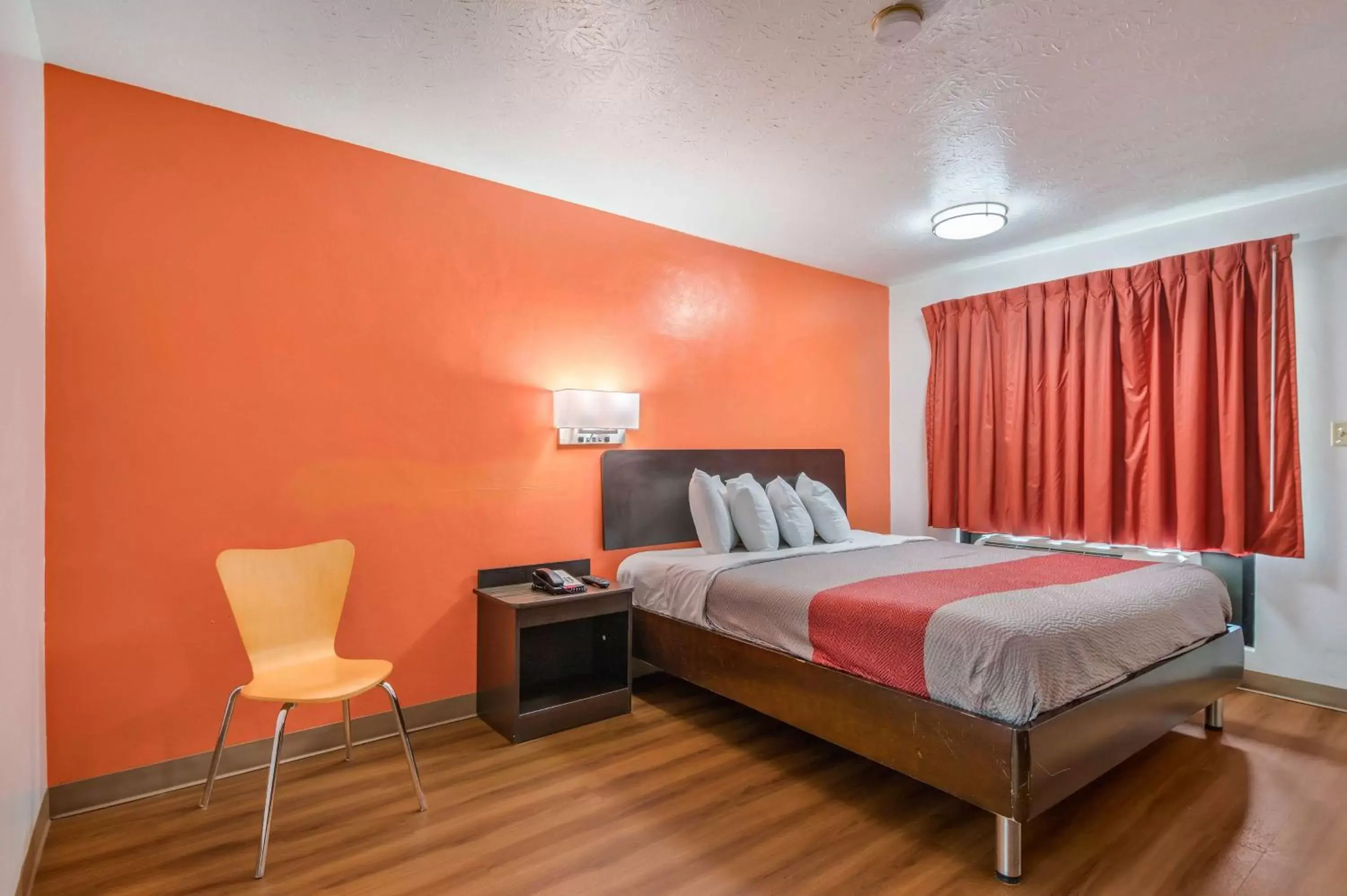 Deluxe King Room - Non-Smoking in Motel 6-Attalla, AL Deluxe King Room - Non-Smoking in Motel 6-Attalla, AL