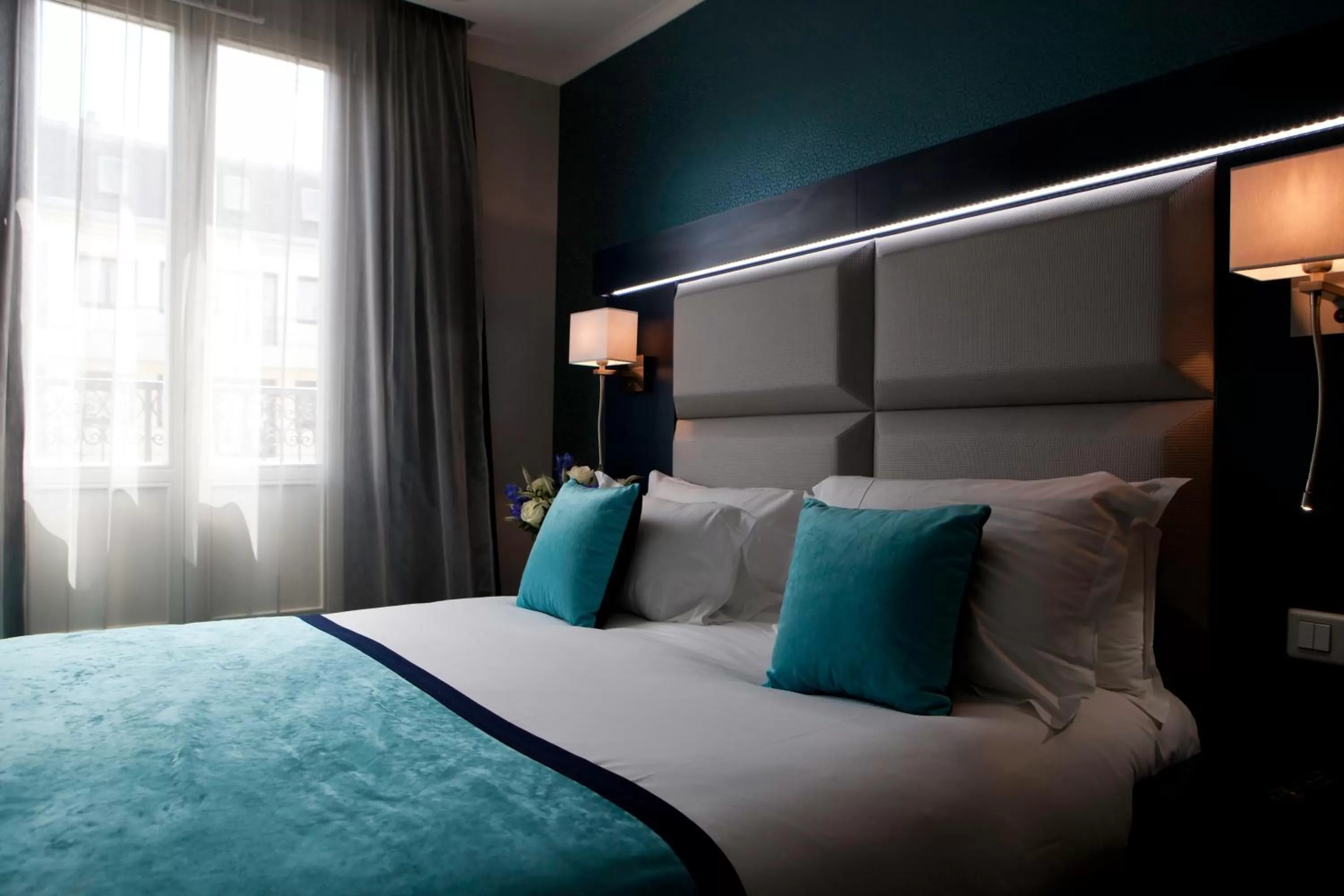 Photo of the whole room, Bed in Prince Albert Montmartre