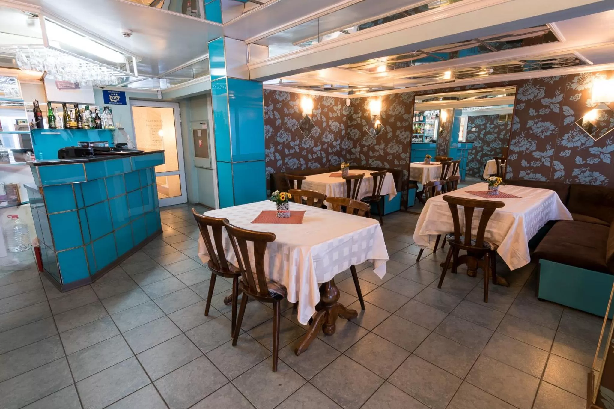 Restaurant/places to eat in Noviz Hotel