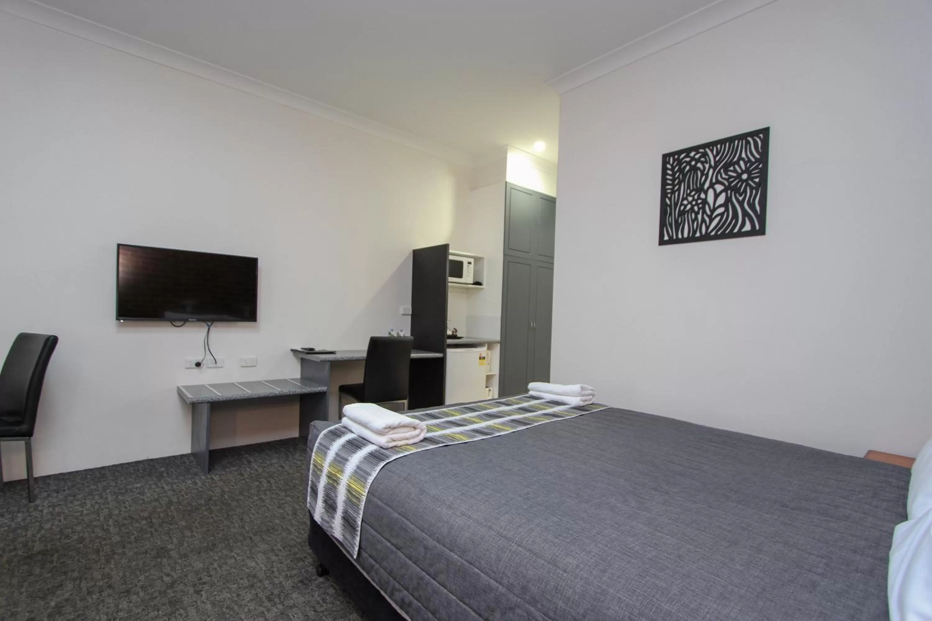 Communal lounge/ TV room, Bed in Leeton Heritage Motor Inn