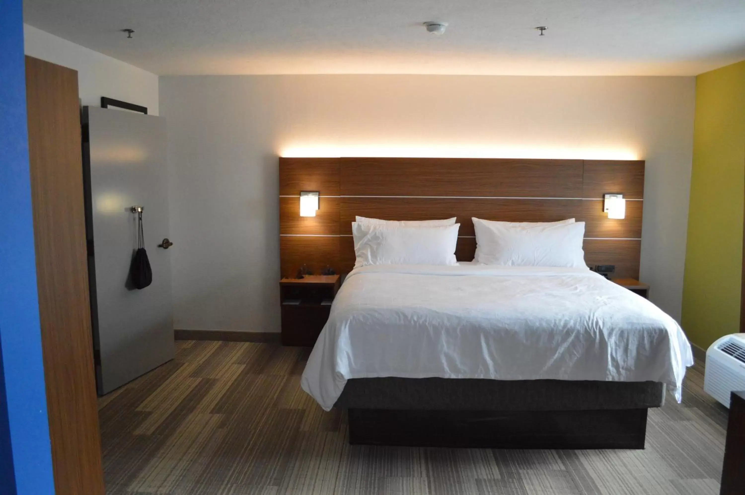 Two-Room King Suite with Whirlpool - Non-Smoking in Holiday Inn Express & Suites Batesville by IHG Two-Room King Suite with Whirlpool - Non-Smoking in Holiday Inn Express & Suites Batesville by IHG